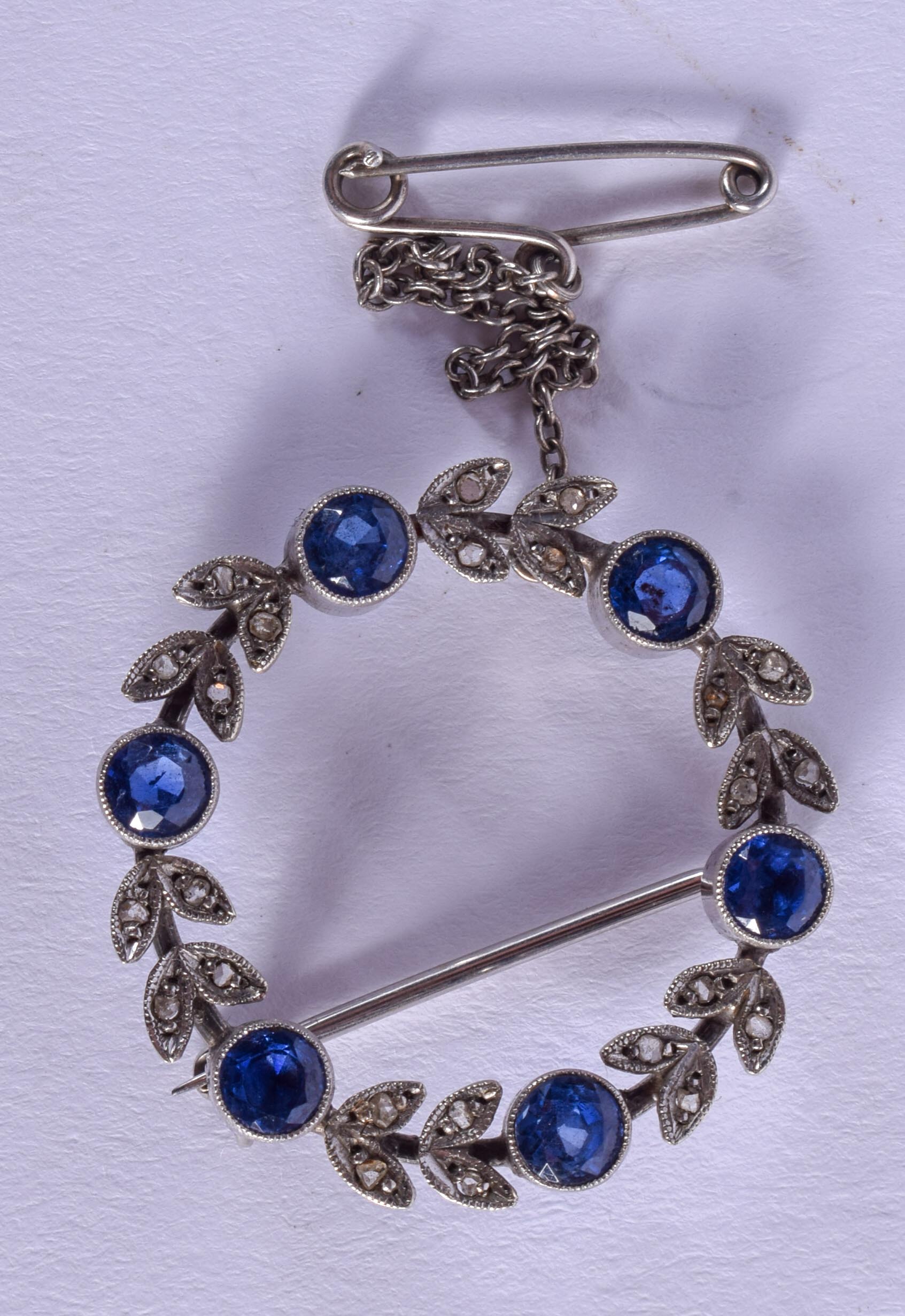 A LOVELY EDWARDIAN WHITE GOLD AND SAPPHIRE BROOCH. 4.5 grams. 2 cm wide.