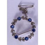 A LOVELY EDWARDIAN WHITE GOLD AND SAPPHIRE BROOCH. 4.5 grams. 2 cm wide.