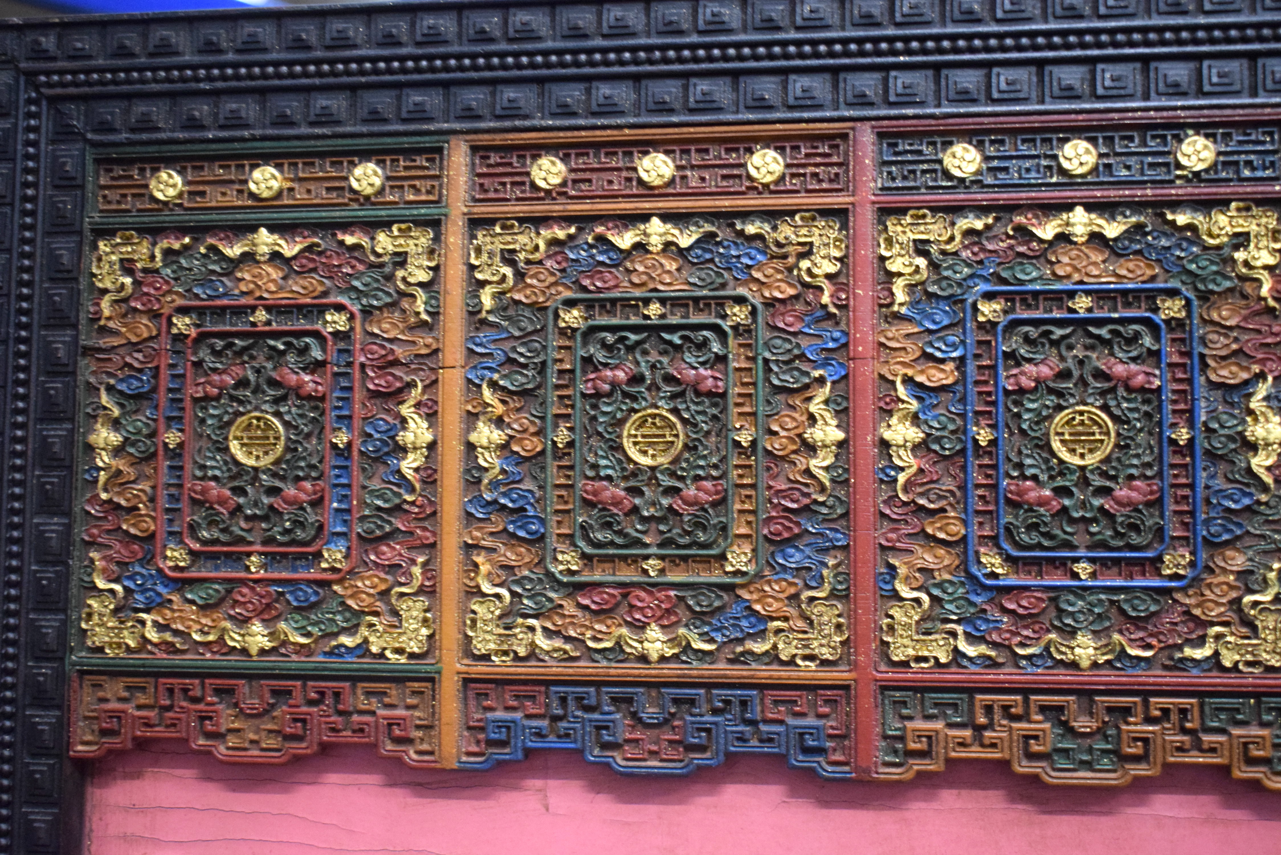 A LARGE EARLY 20TH CENTURY CHINESE HONGMU LACQUERED CLOISONNE PANEL Late Qing, decorated with callig - Image 8 of 8