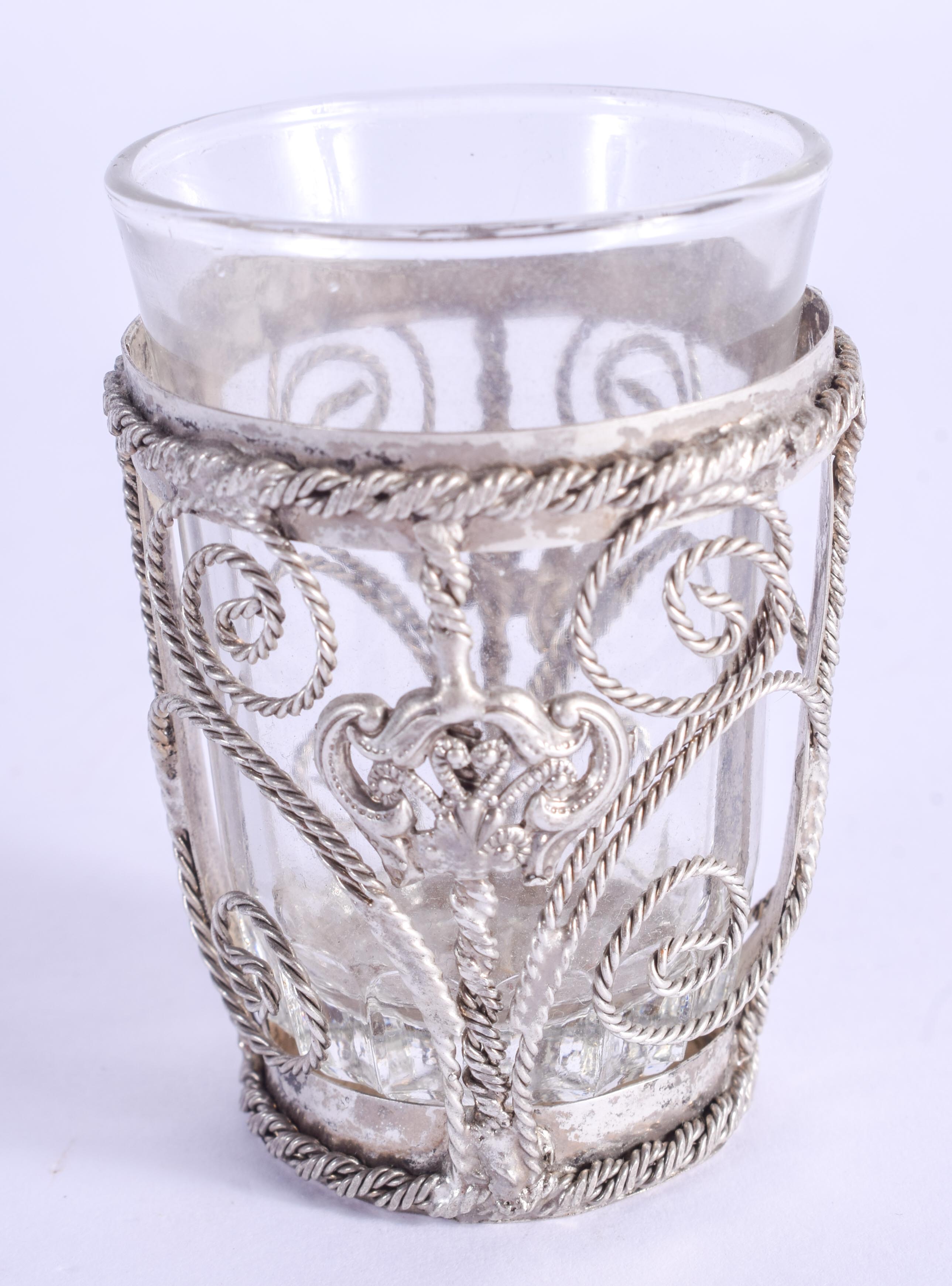 A SMALL VINTAGE WHITE METAL CASED SHOT GLASS. 7 cm high. - Image 2 of 3