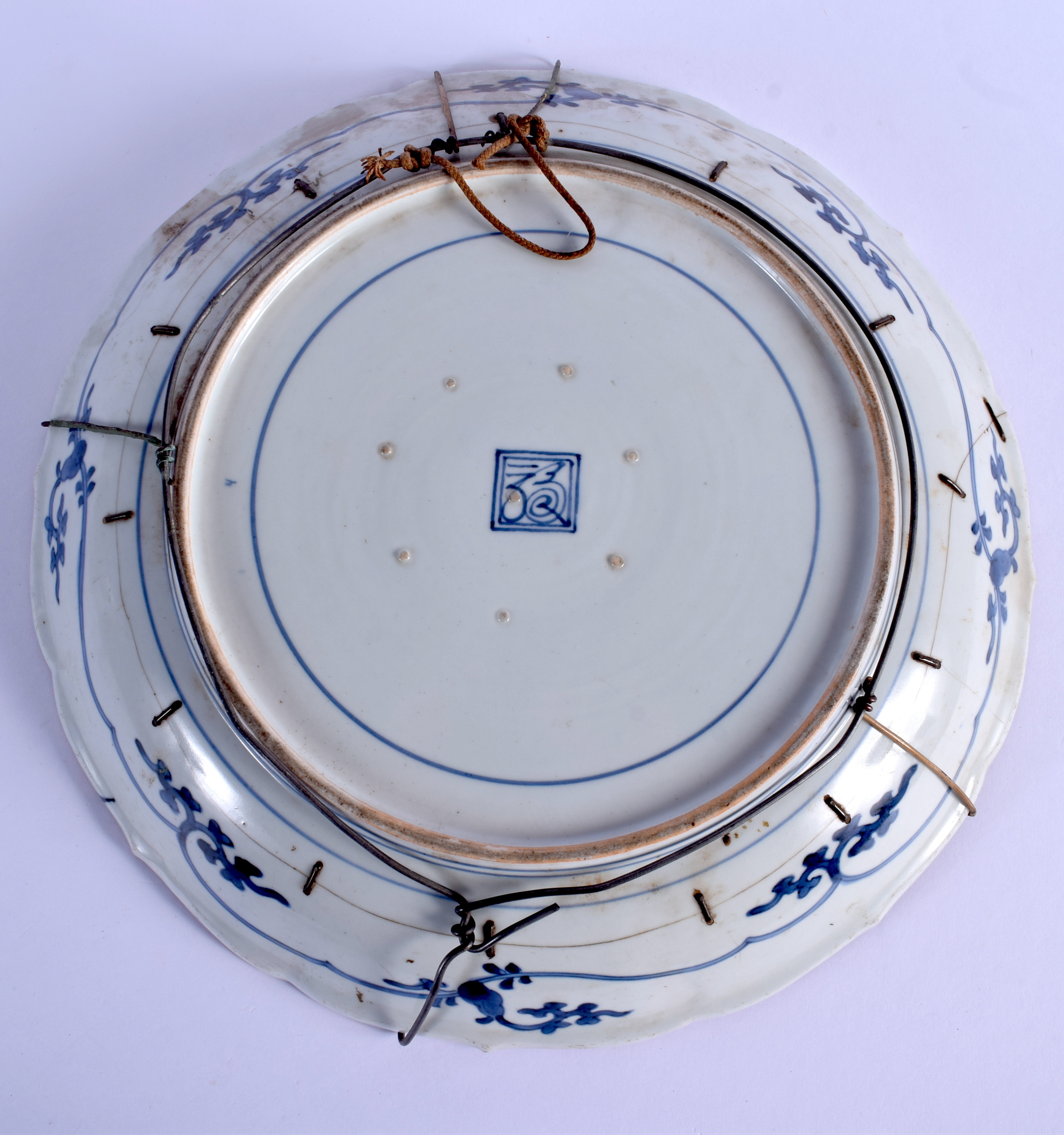 AN EARLY 18TH CENTURY JAPANESE EDO PERIOD BLUE AND WHITE SCALLOPED DISH painted with immortals. 30 c - Image 2 of 2