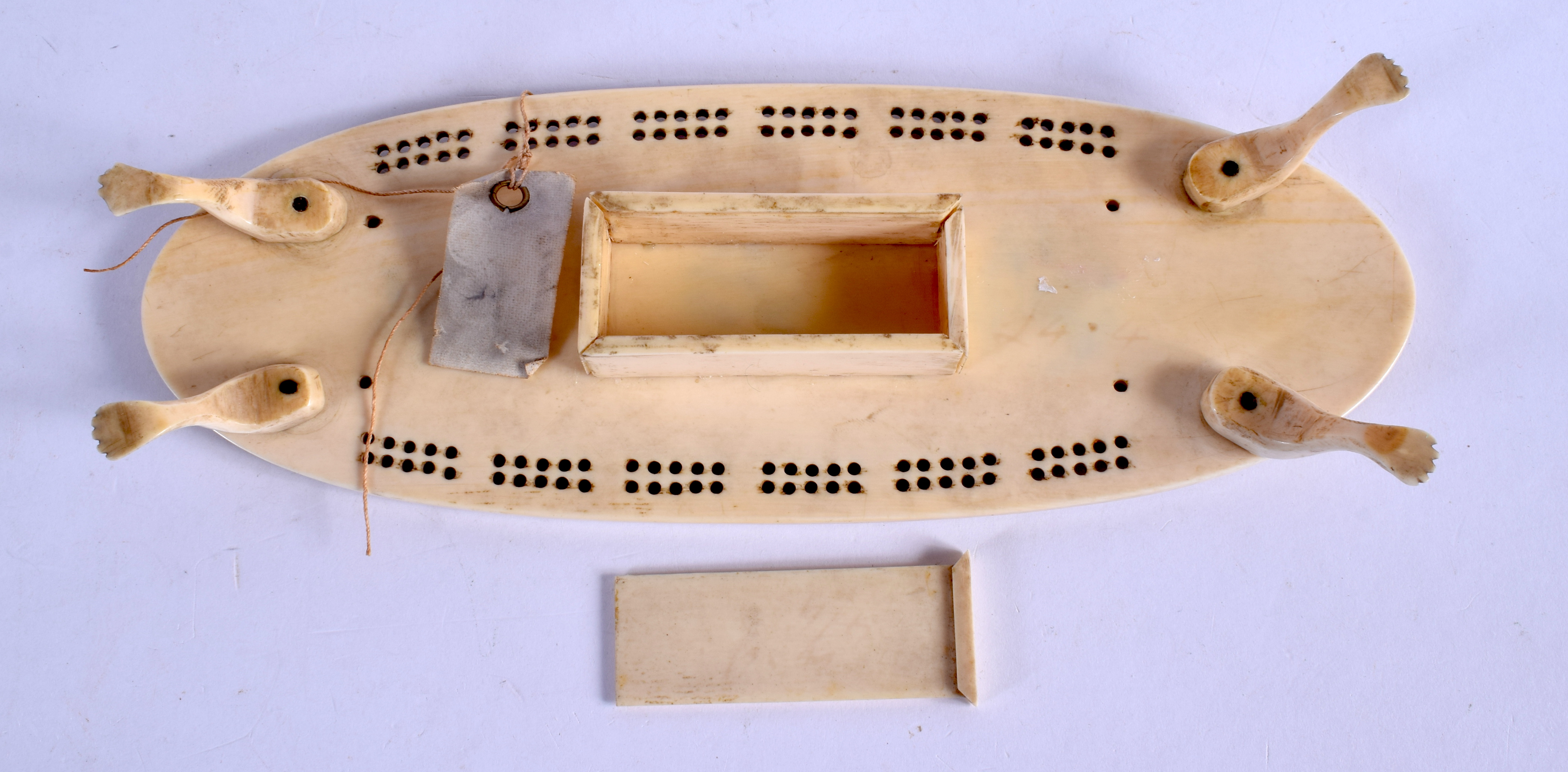 A RARE 19TH CENTURY CHINESE CANTON IVORY CRIBBAGE BOARD modelled in the European taste. 21 cm x 10 c - Image 4 of 9