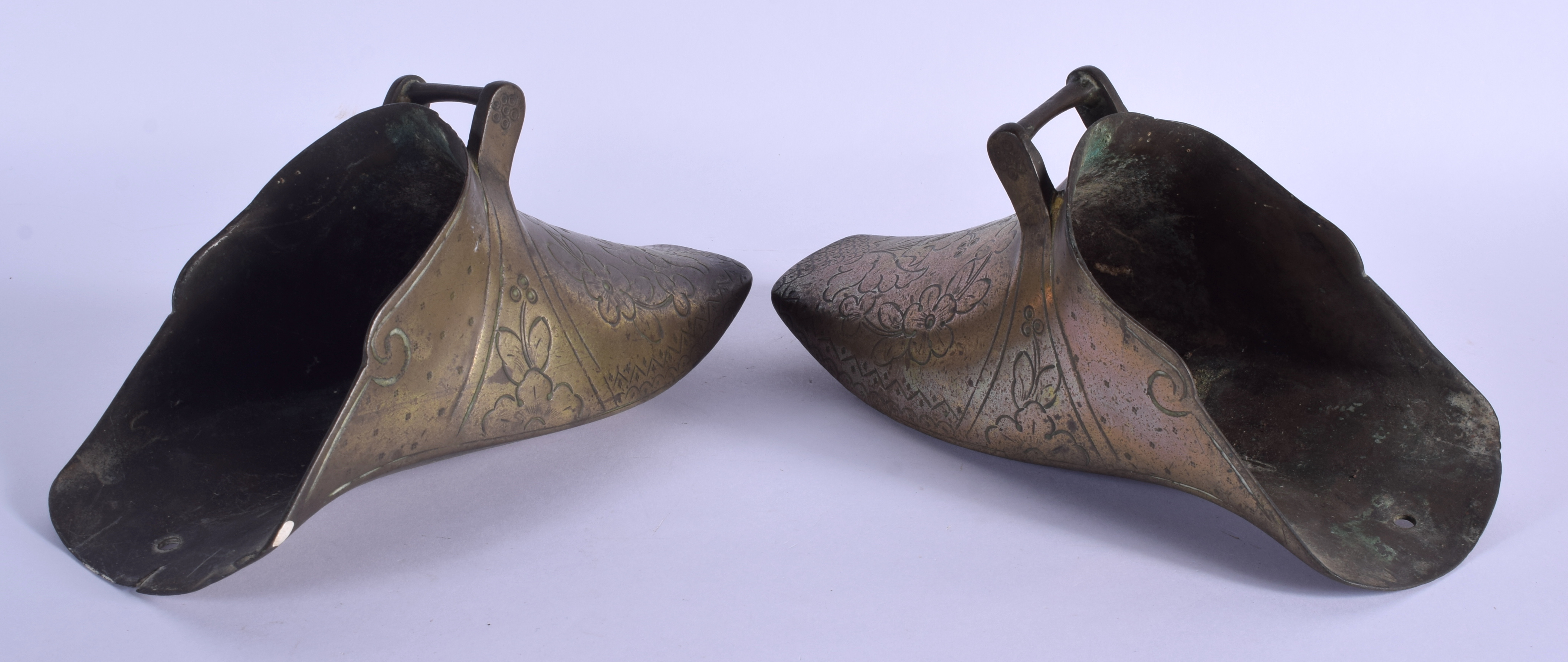 A PAIR OF 18TH CENTURY SPANISH CONQUISTADORS BRASS STIRRUPS. 22 cm x 12 cm. - Image 2 of 3