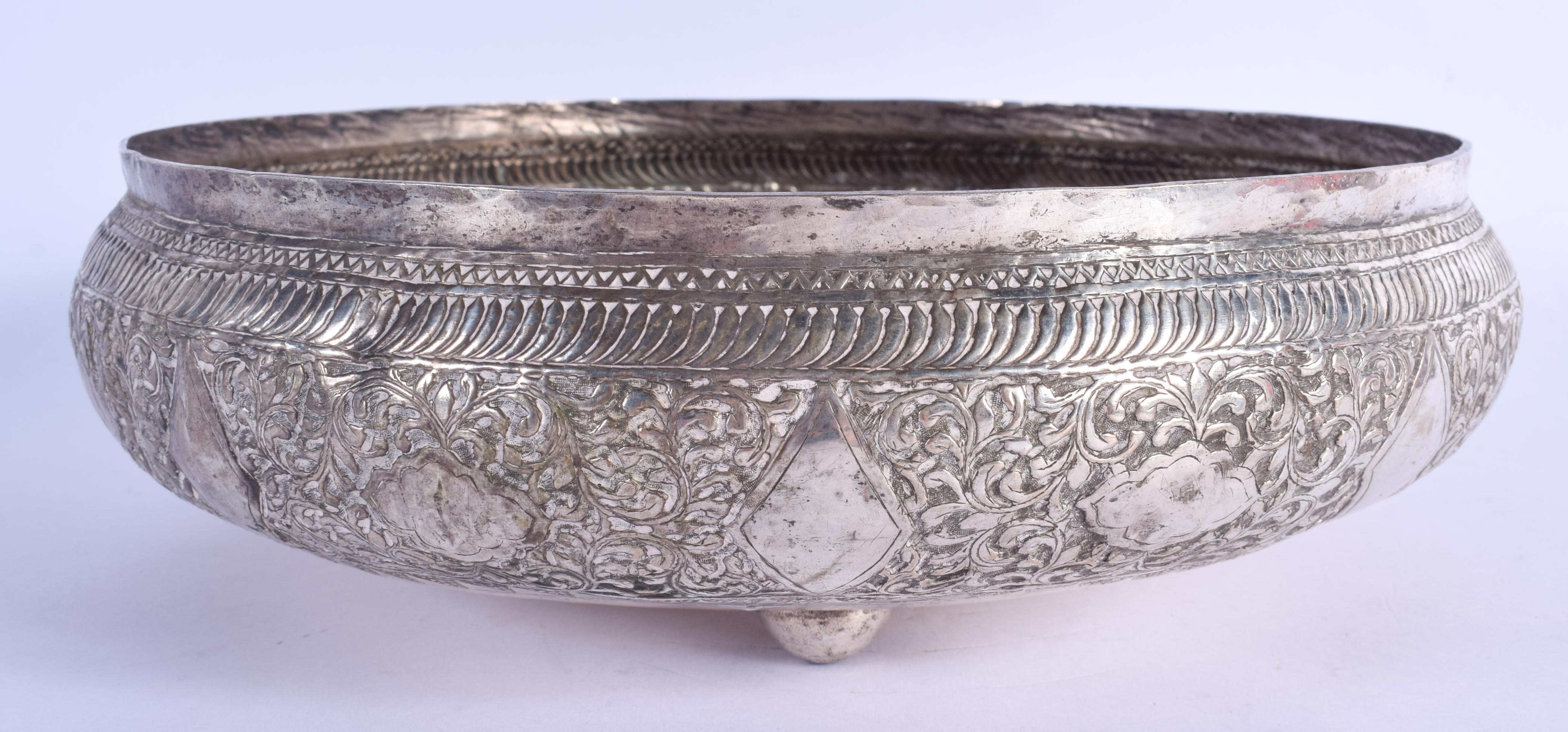 A 19TH CENTURY MIDDLE EASTERN ISLAMIC SILVER BOWL. 320 grams. 25 cm diameter. - Image 2 of 4