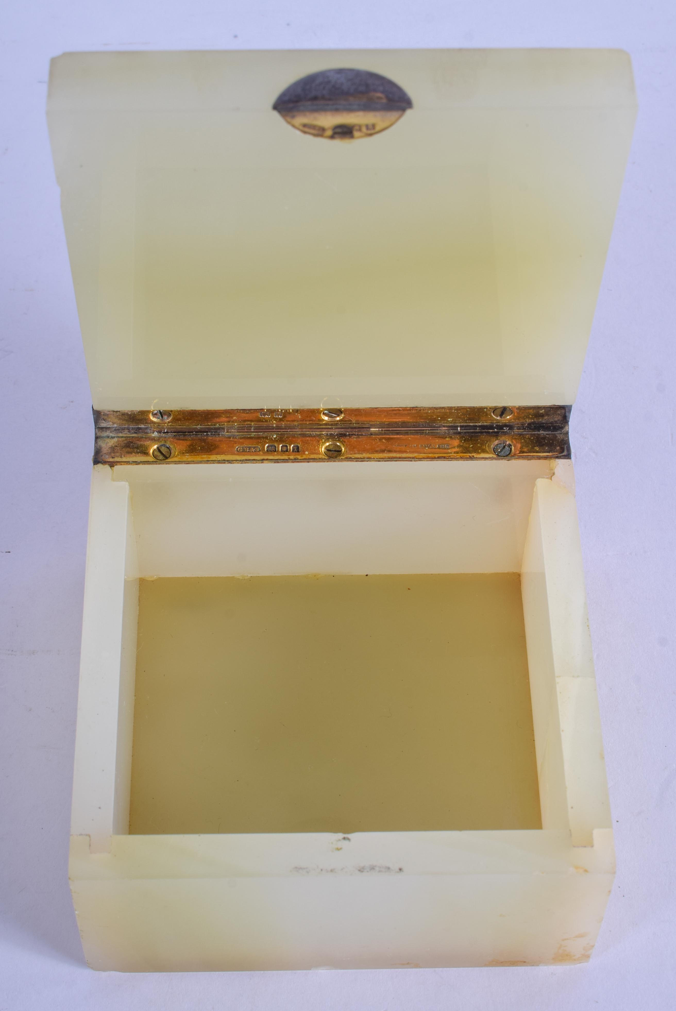 AN ART DECO SILVER AND ONYX BOX. 8.5 cm square. - Image 3 of 4
