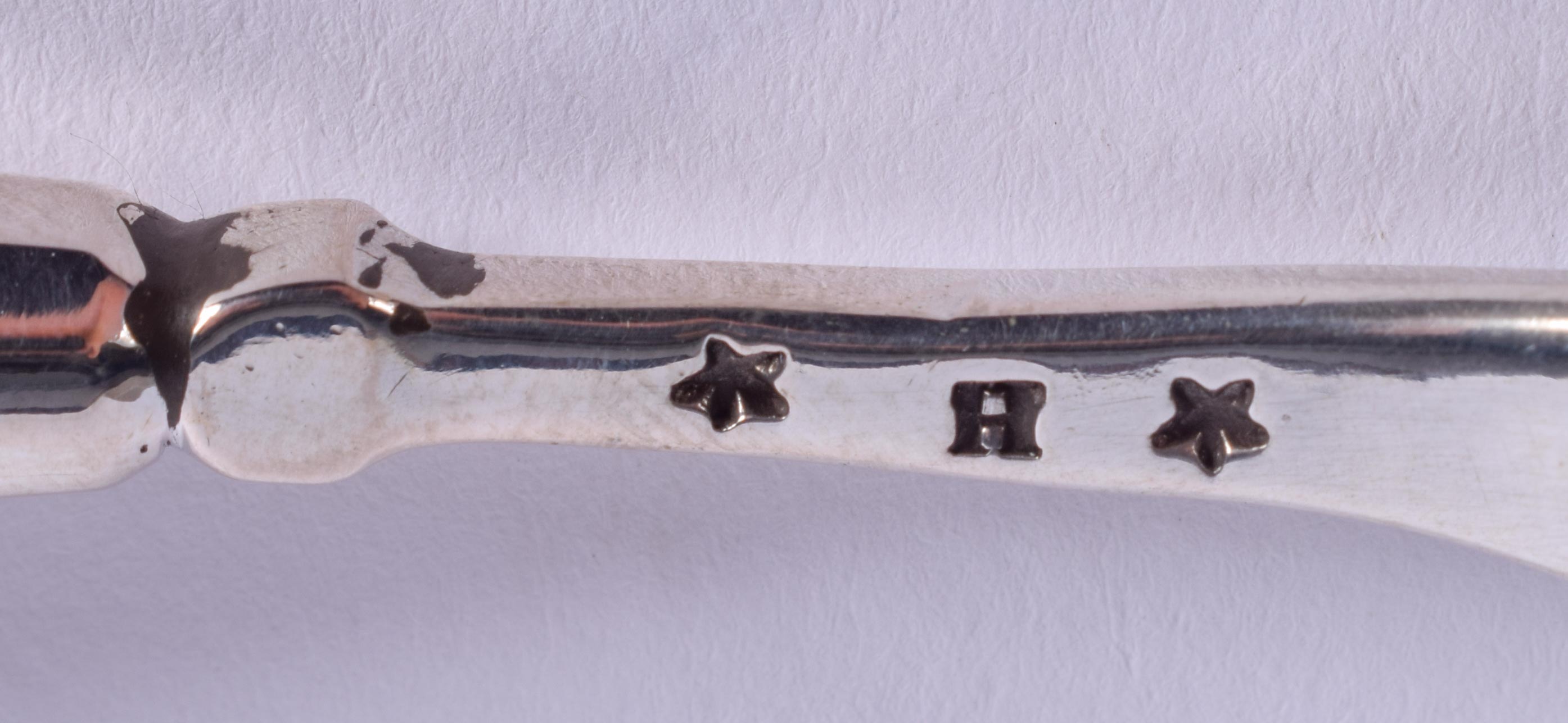 AN ANTIQUE CONTINENTAL BONE AND SILVER SIFTING SPOON. 17 cm long. - Bild 3 aus 3