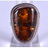 A 9CT GOLD AND AMBER RING. K.