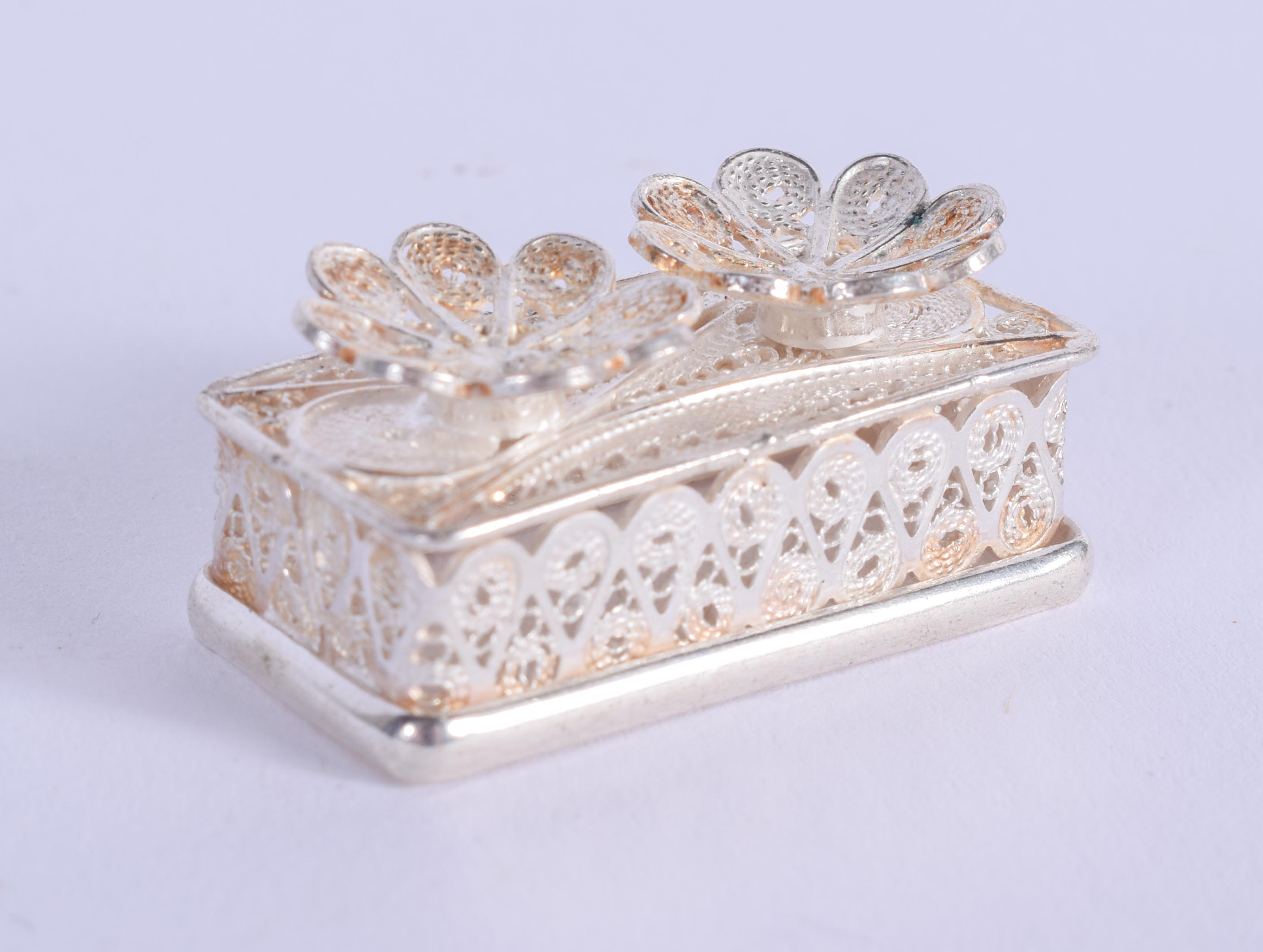 A MINIATURE SILVER FILIGREE BOX. 11 grams. 3.5 cm x 1.5 cm.