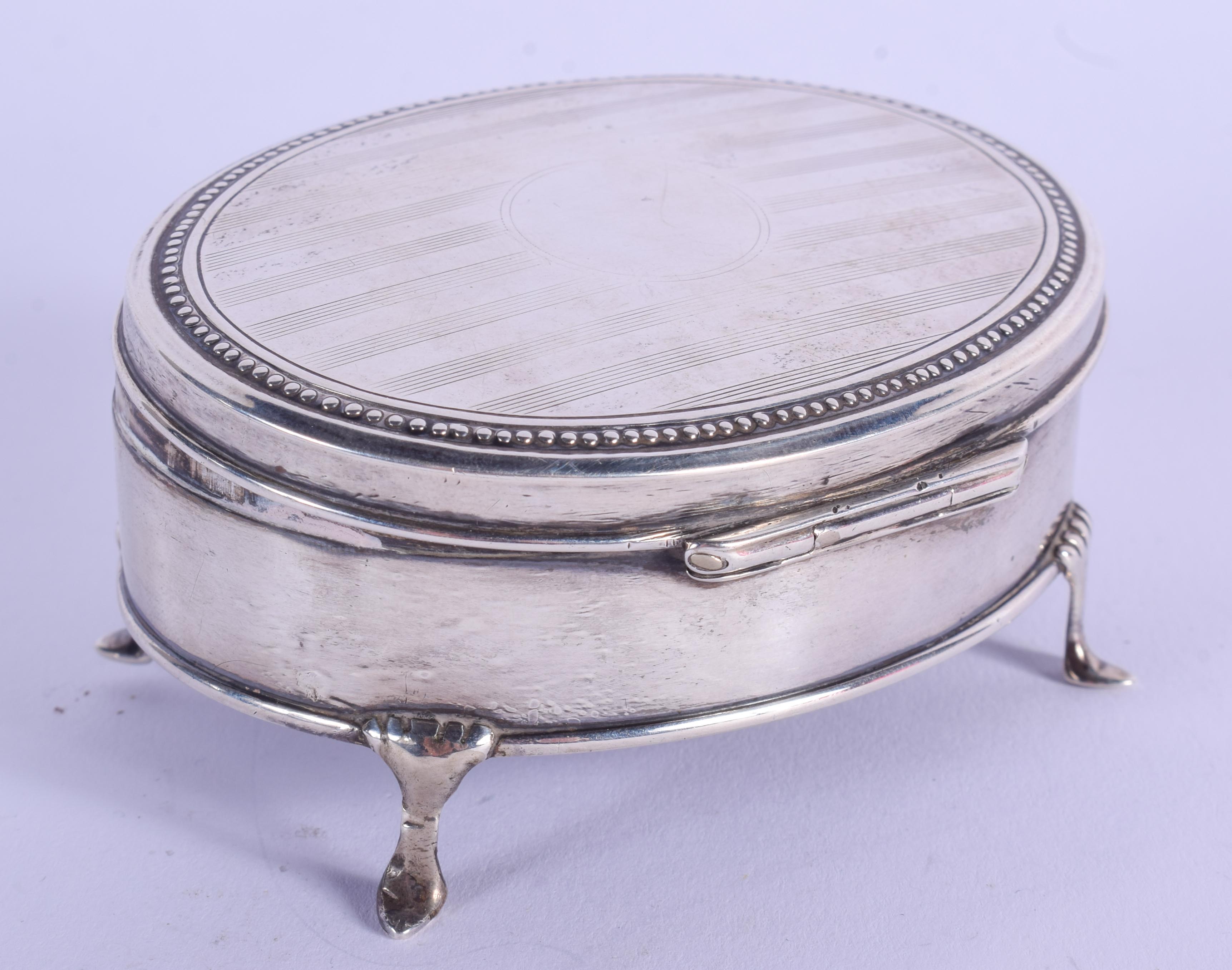 A 1920S SILVER BOX. Birmingham 1925. 94 grams. 8 cm x 6 cm. - Bild 2 aus 4