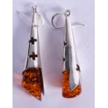 A PAIR OF SILVER AND AMBER EARRINGS. 5.5 cm long.