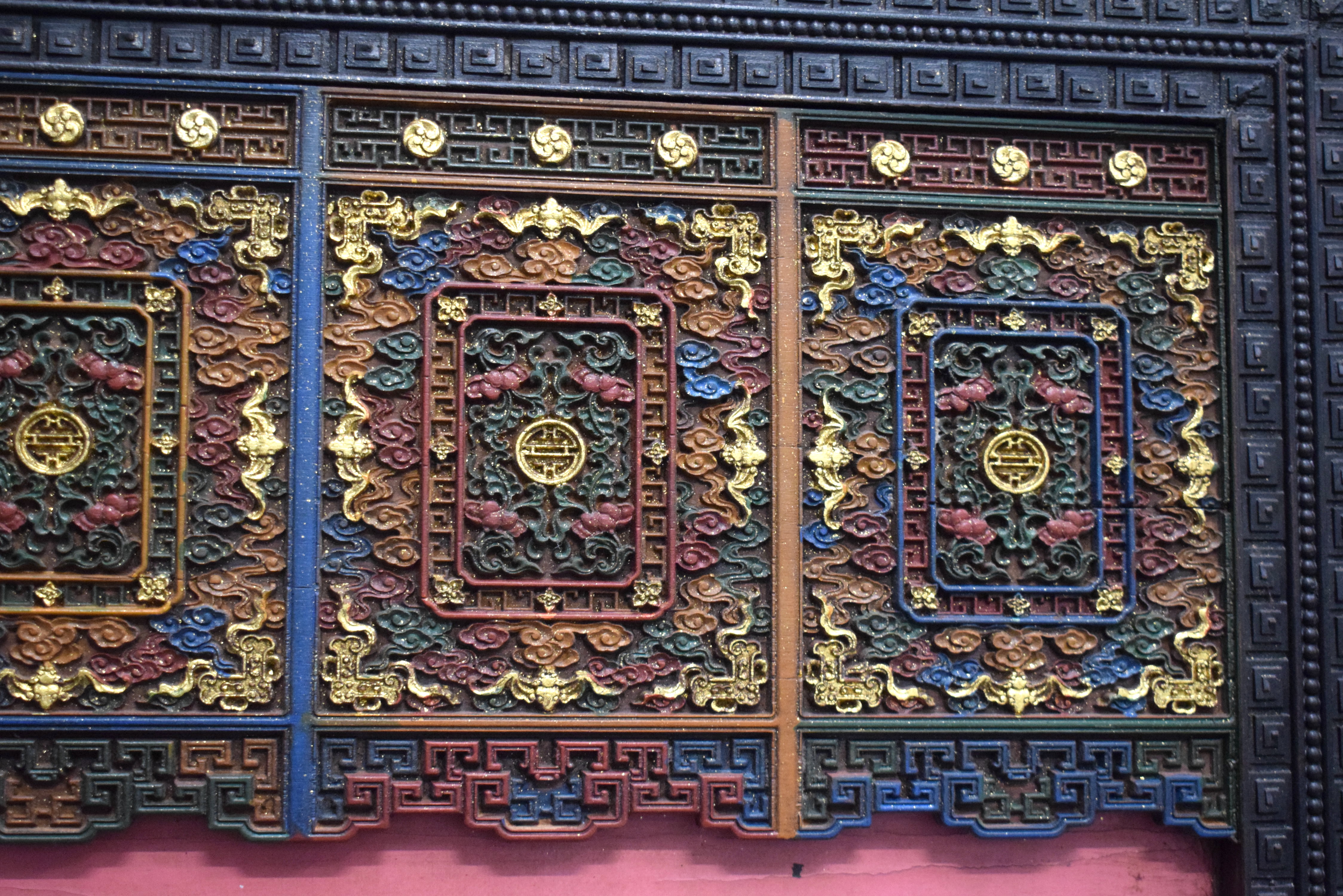 A LARGE EARLY 20TH CENTURY CHINESE HONGMU LACQUERED CLOISONNE PANEL Late Qing, decorated with callig - Image 7 of 8
