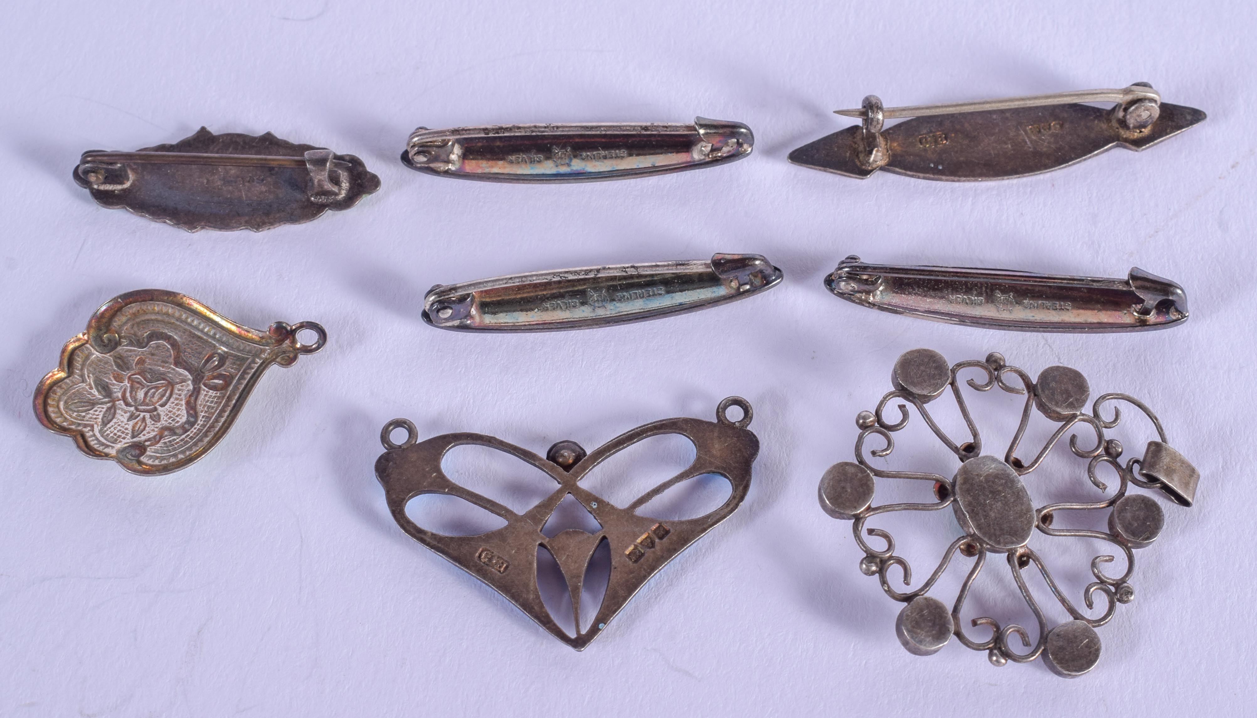 ASSORTED VINTAGE BROOCHES. (qty) - Image 2 of 2