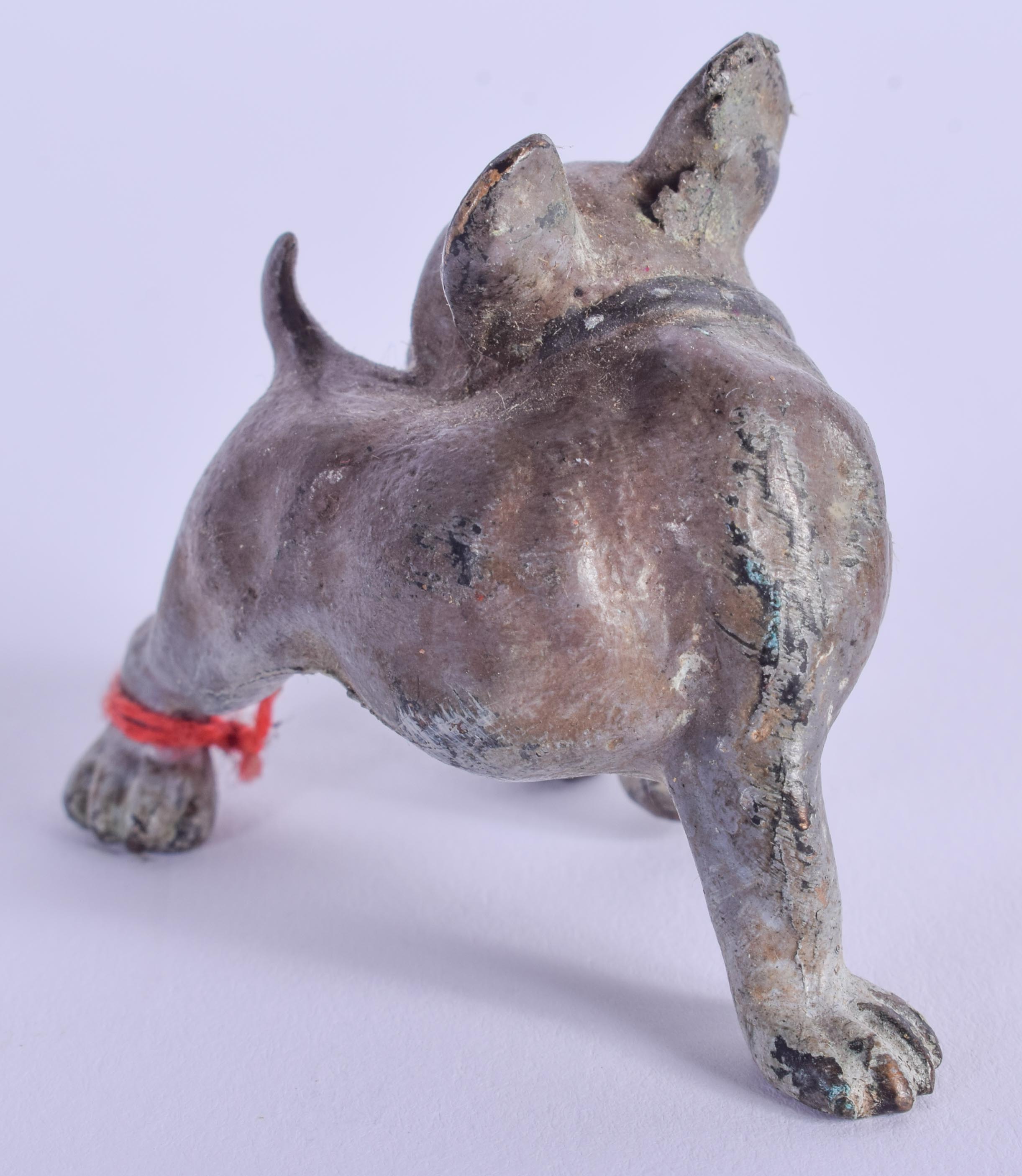 A COLD PAINTED BRONZE DOG. 4 cm x 4 cm. - Image 2 of 4