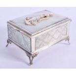 AN EARLY 20TH CENTURY CONTINENTAL SILVER AND MOTHER OF PEARL BOX formed with a cameo of a girl. 5 cm