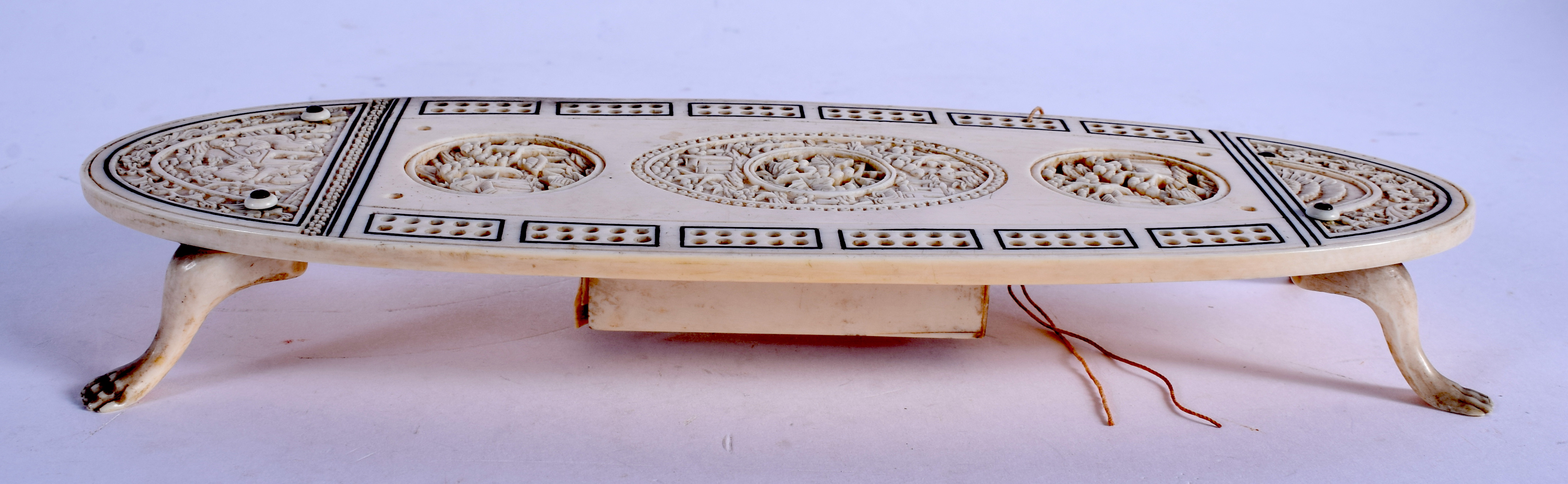 A RARE 19TH CENTURY CHINESE CANTON IVORY CRIBBAGE BOARD modelled in the European taste. 21 cm x 10 c - Image 2 of 9