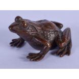 A JAPANESE BRONZE FROG OKIMONO. 4 cm x 2 cm.