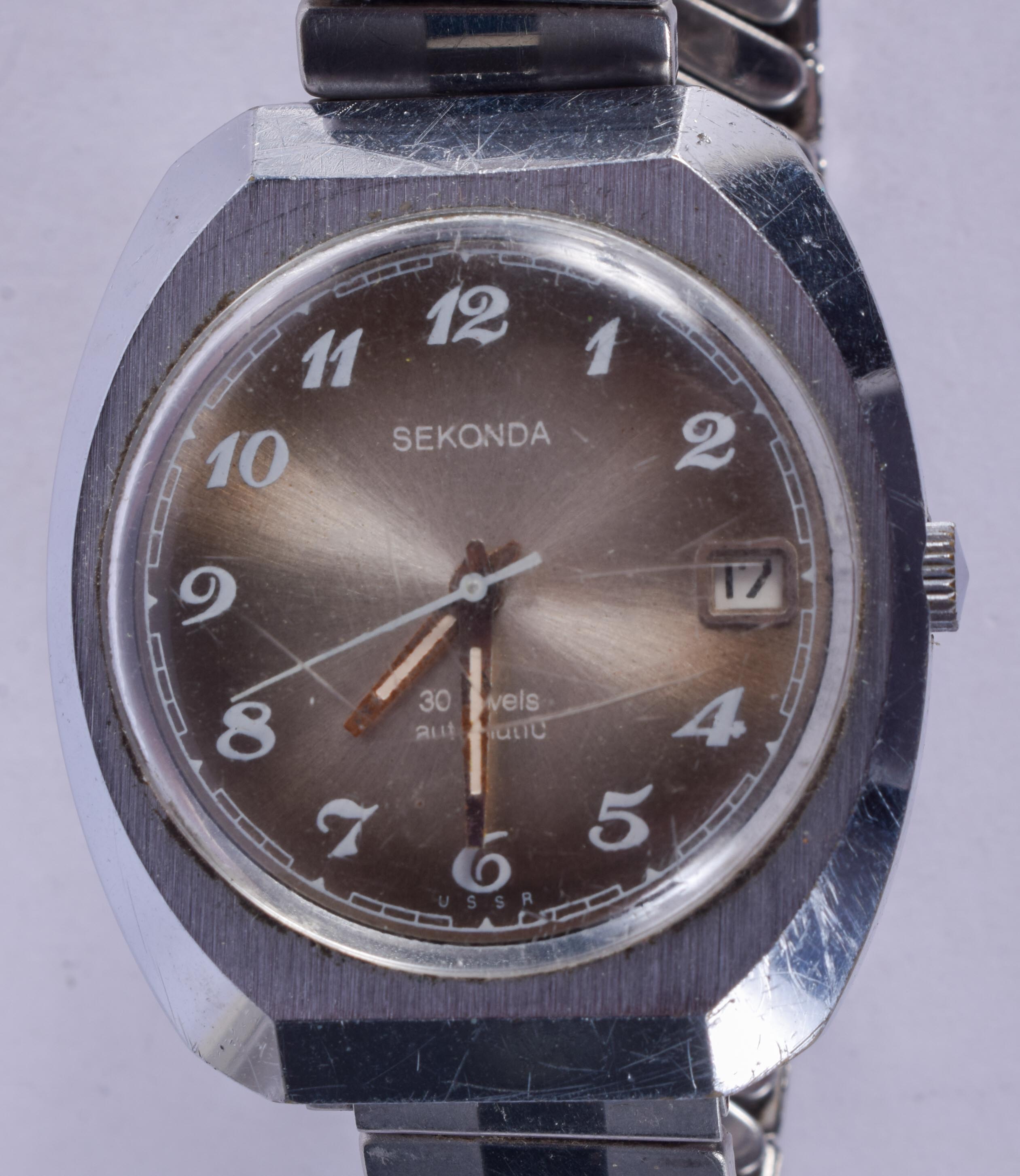 A SEKONDA STAINLESS STEEL WRISTWATCH. 3.5 cm wide.