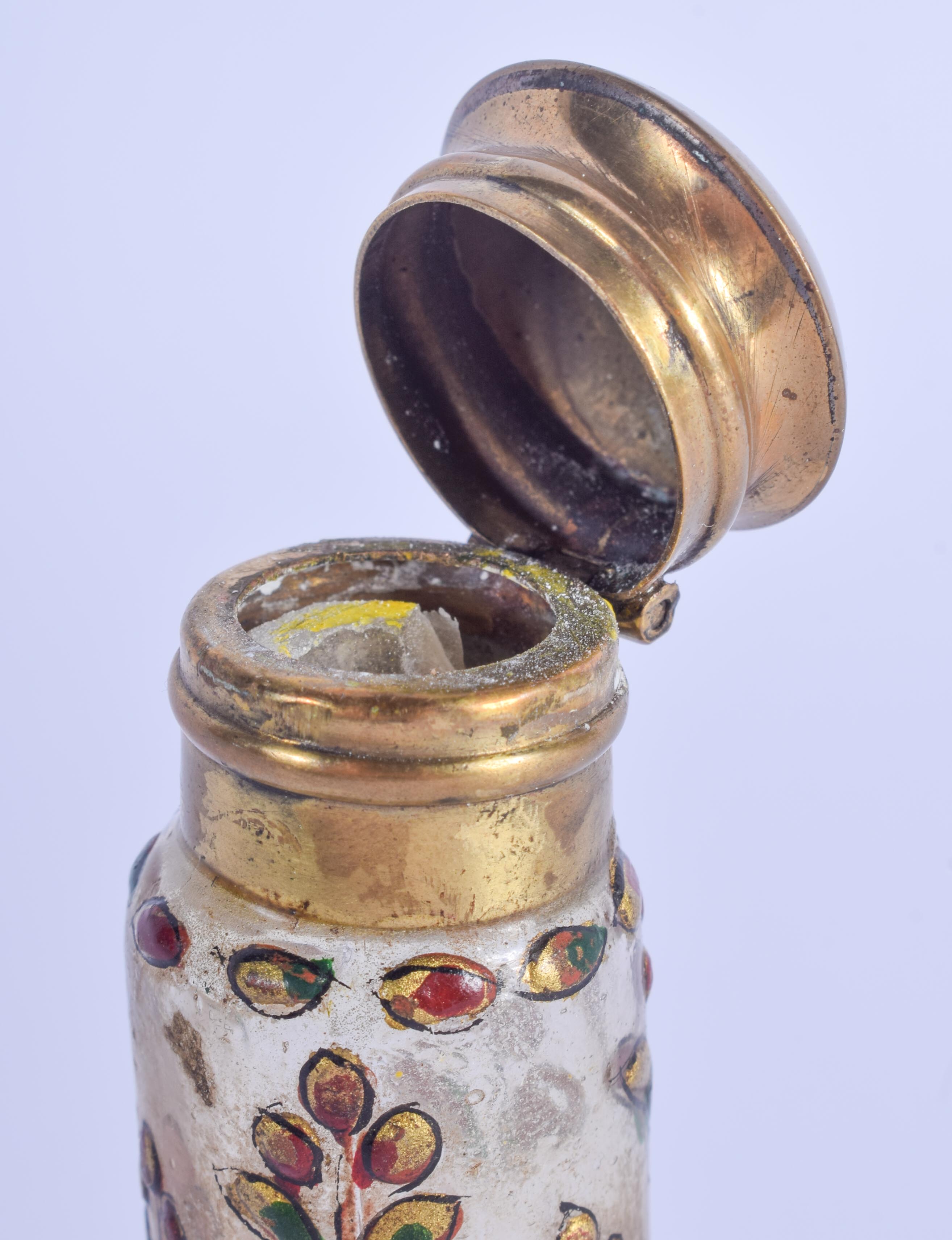 AN ANTIQUE ISLAMIC MIDDLE EASTERN ENAMELLED GLASS SNUFF BOTTLE. 9.5 cm high. - Image 3 of 3