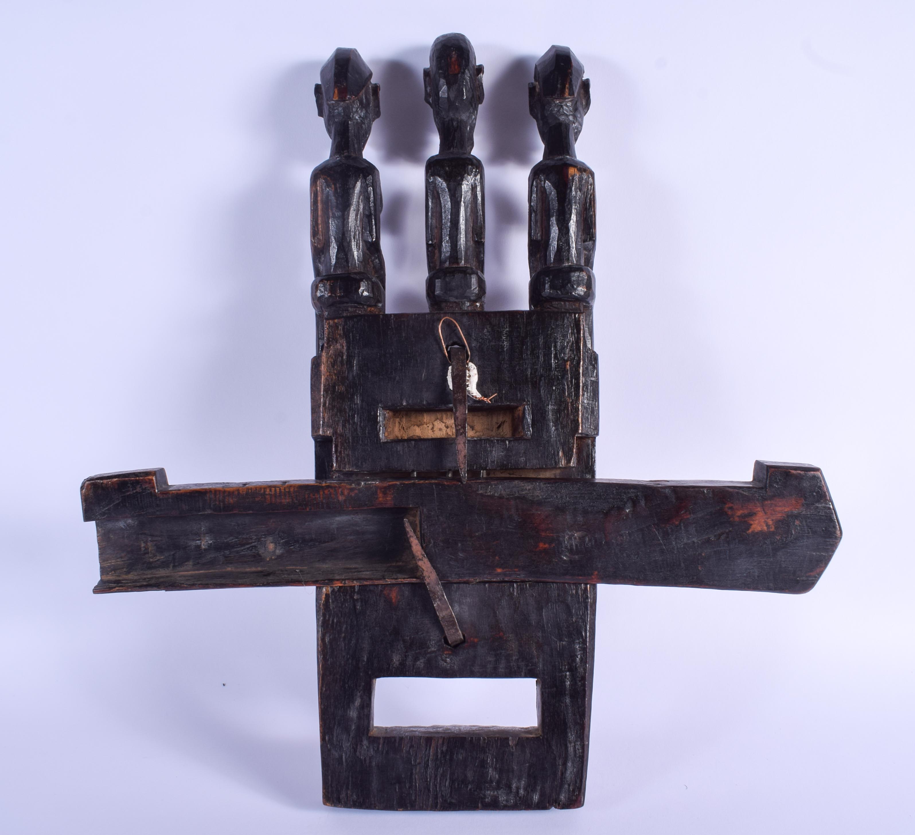 AN EARLY 20TH CENTURY AFRICAN DOGON TRIPLE FIGURE DOOR LOCK. 45 cm x 40 cm. - Image 5 of 5