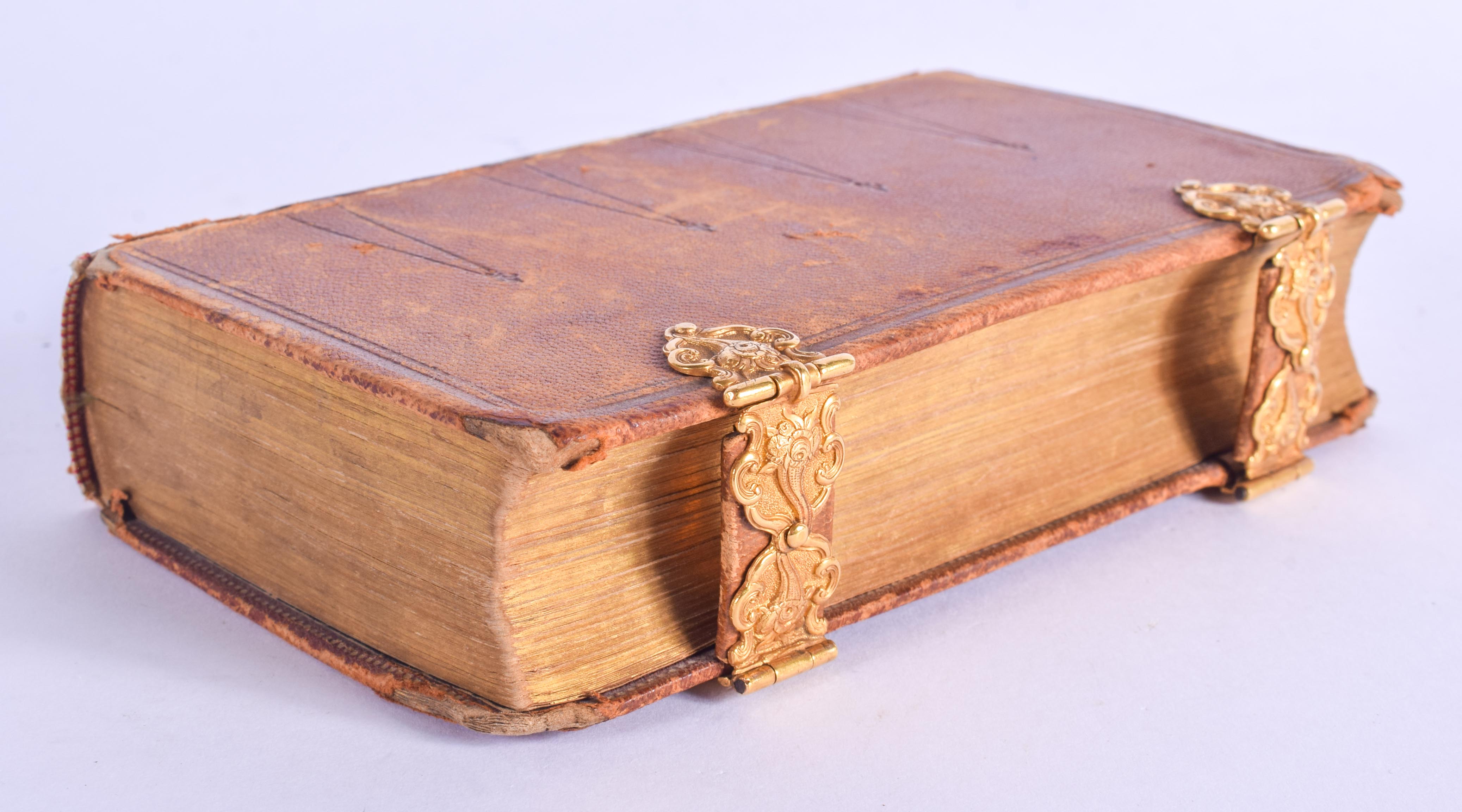 A 19TH CENTURY DUTCH EDITION OF THE NEW TESTAMENT with 18th century Continental gold mounts. 17 cm x