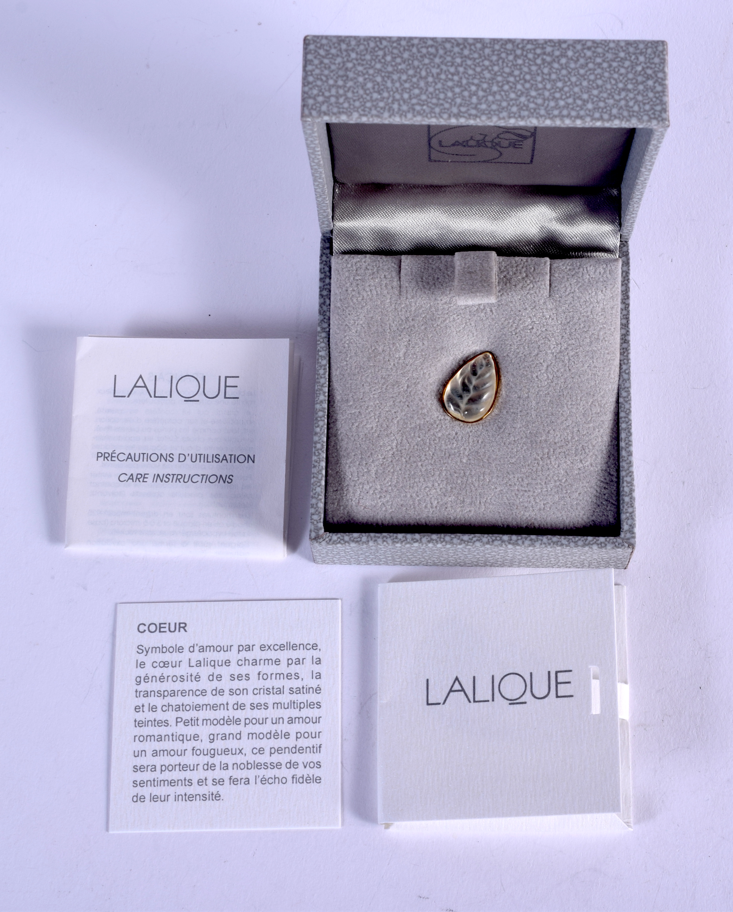 AN UNUSUAL LALIQUE GLASS PIN. 1 cm x 1 cm. - Image 4 of 4