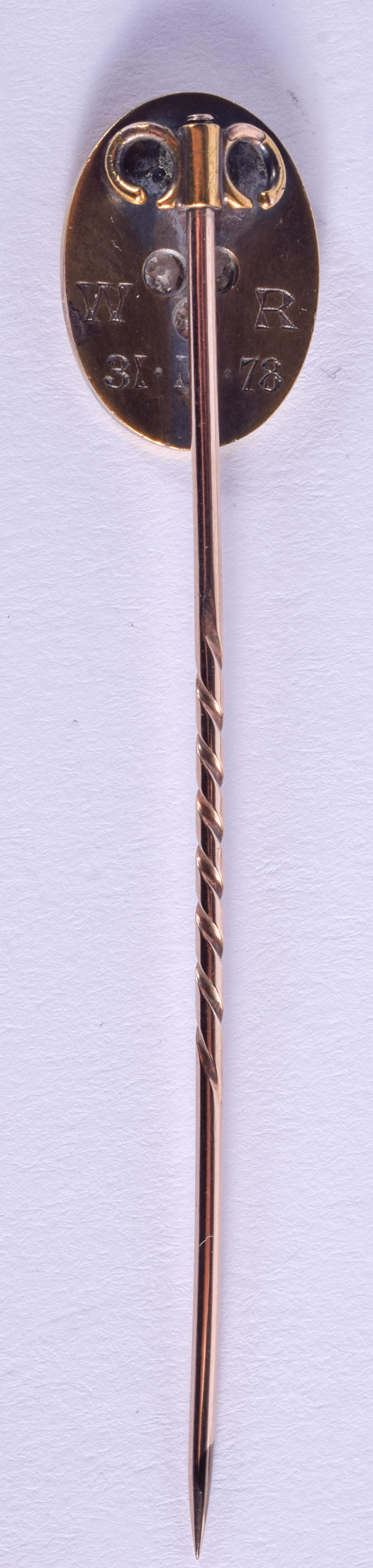 AN ANTIQUE YELLOW METAL TIE PIN. 5 grams. 7.5 cm long. - Image 2 of 3