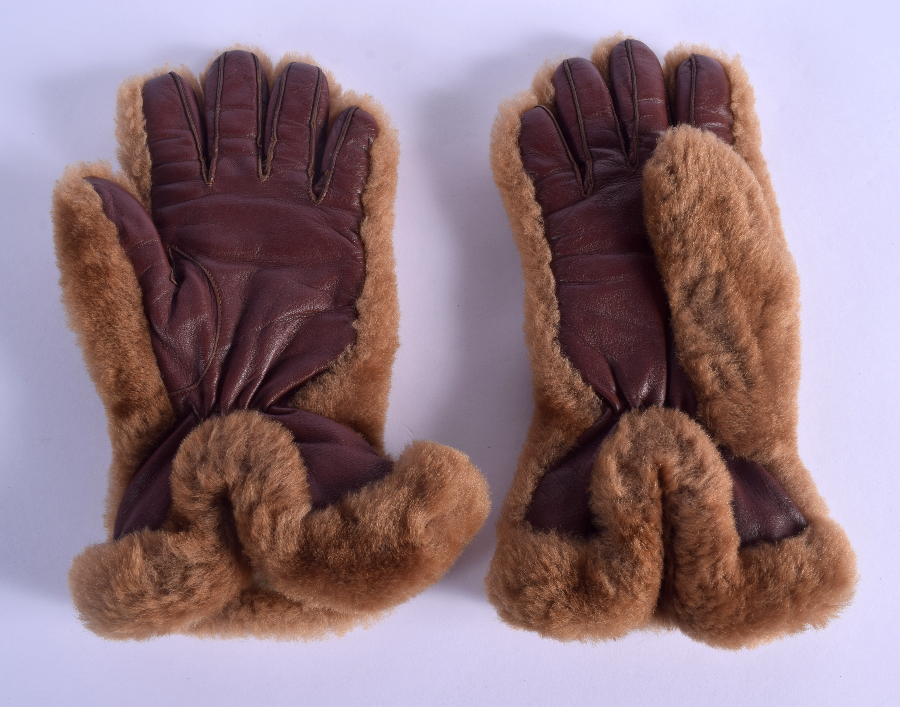 A PAIR OF VINTAGE FUR DRIVING GLOVES. 26 cm x 20 cm. - Image 2 of 2