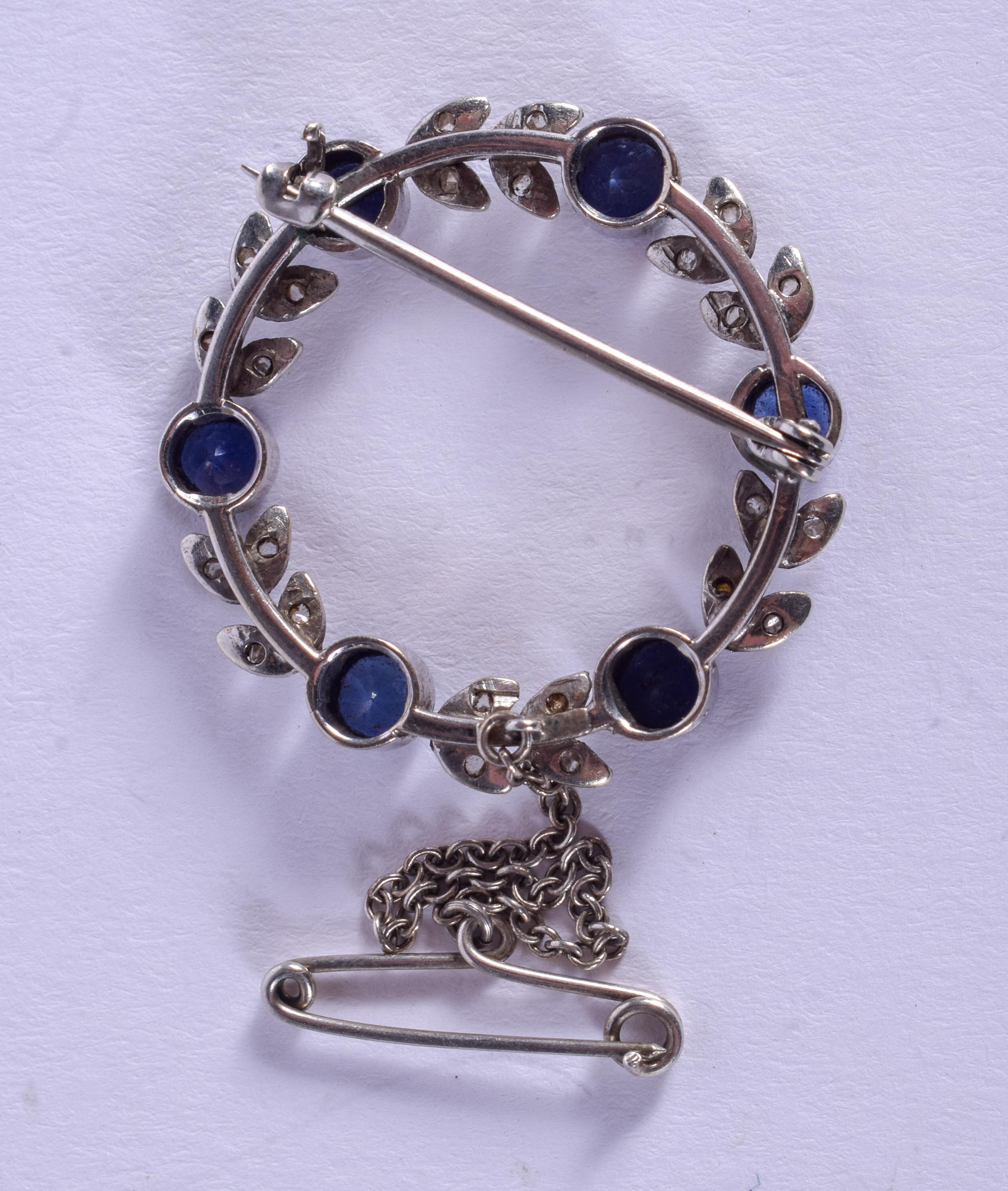 A LOVELY EDWARDIAN WHITE GOLD AND SAPPHIRE BROOCH. 4.5 grams. 2 cm wide. - Image 2 of 2