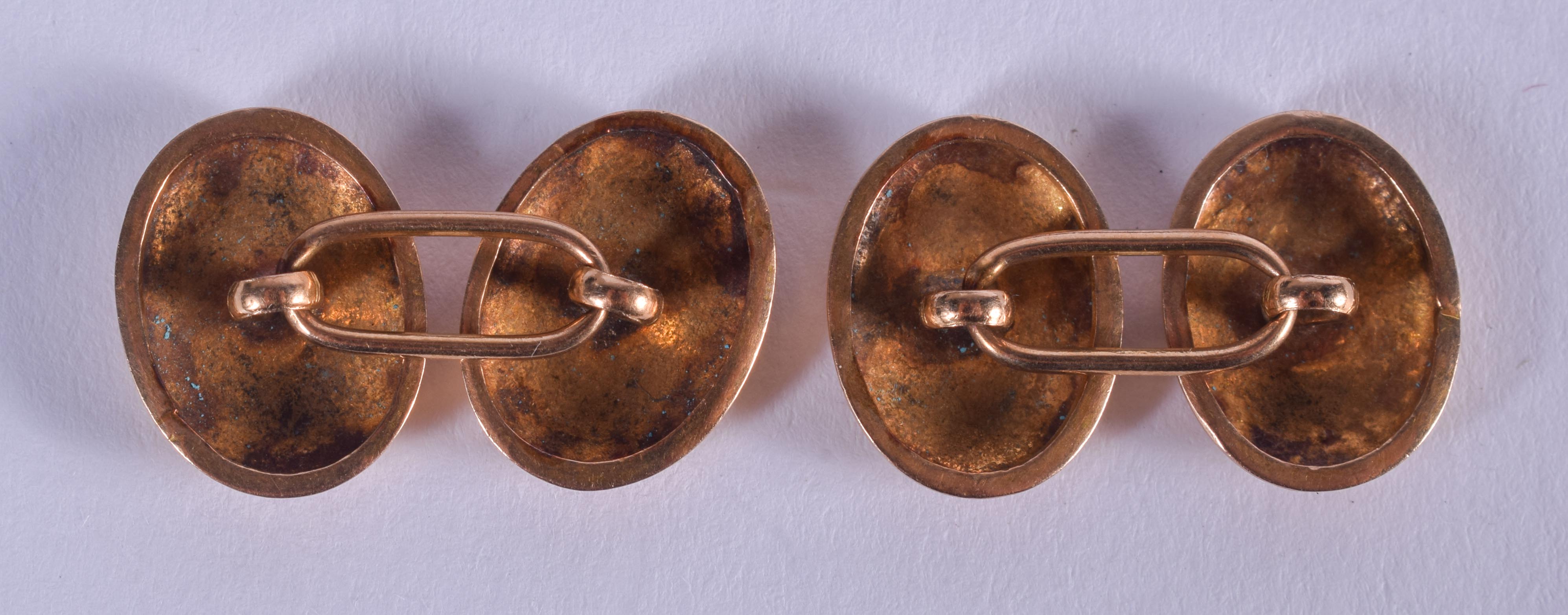 A PAIR OF VINTAGE YELLOW METAL CUFFLINKS. 6.4 grams. - Image 2 of 3