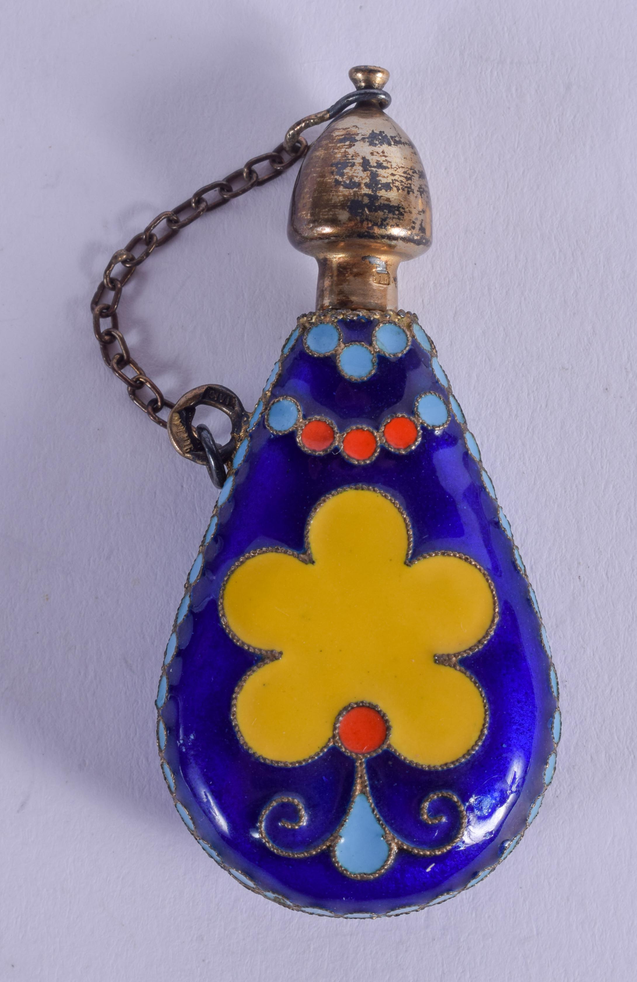 A CONTINENTAL SILVER AND ENAMEL SCENT BOTTLE. 24.9 grams. 5.5 cm long.