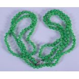 AN 18CT GOLD CHINESE CARVED JADEITE NECKLACE. 140 cm long, each bead 0.3 cm wide.