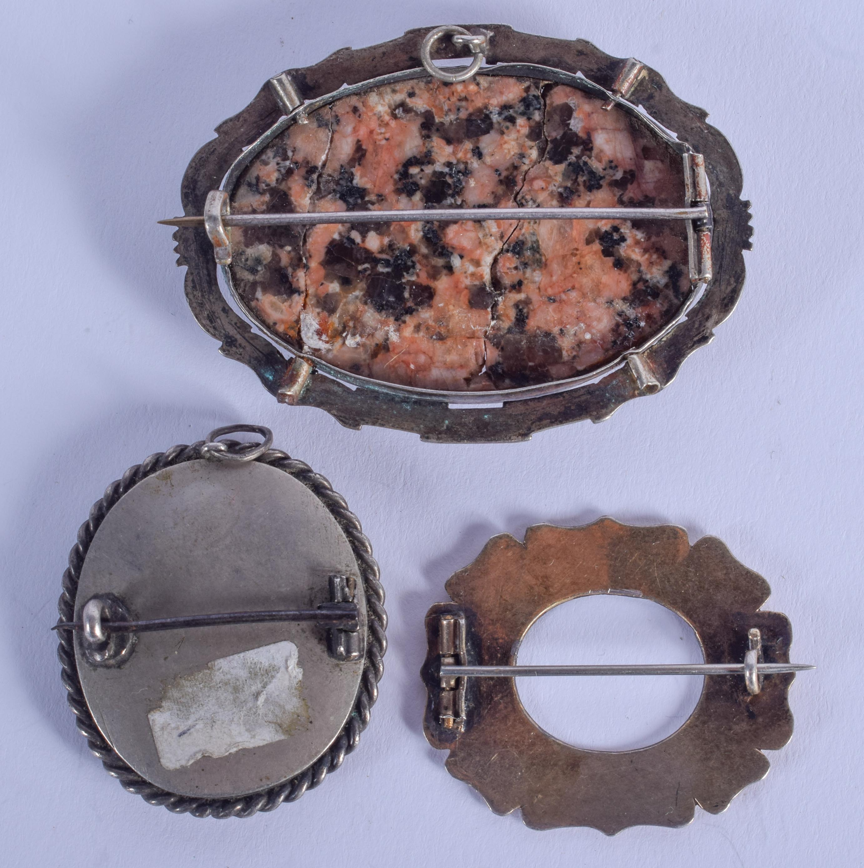 AN ANTIQUE SILVER MOUNTED MOURNING BROOCH and another. Largest 4 cm x 5 cm. (2) - Bild 2 aus 2