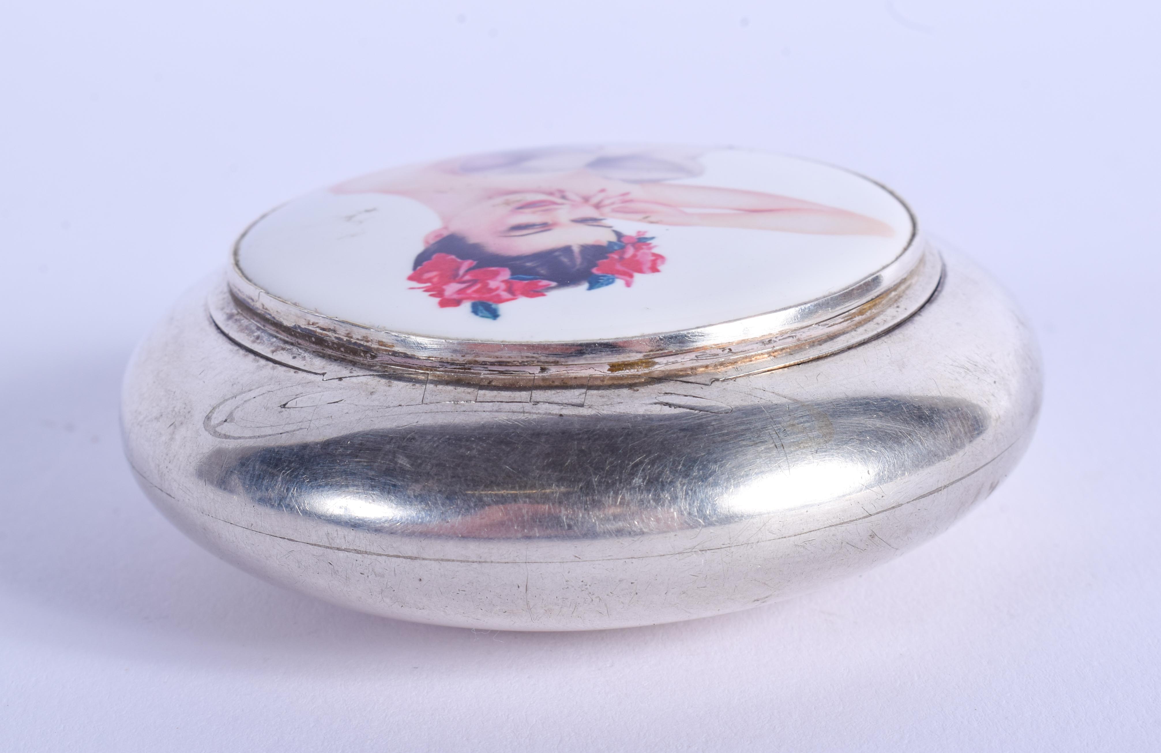 AN ANTIQUE SILVER AND ENAMEL COMPACT. 90 grams. 6 cm wide. - Image 3 of 5