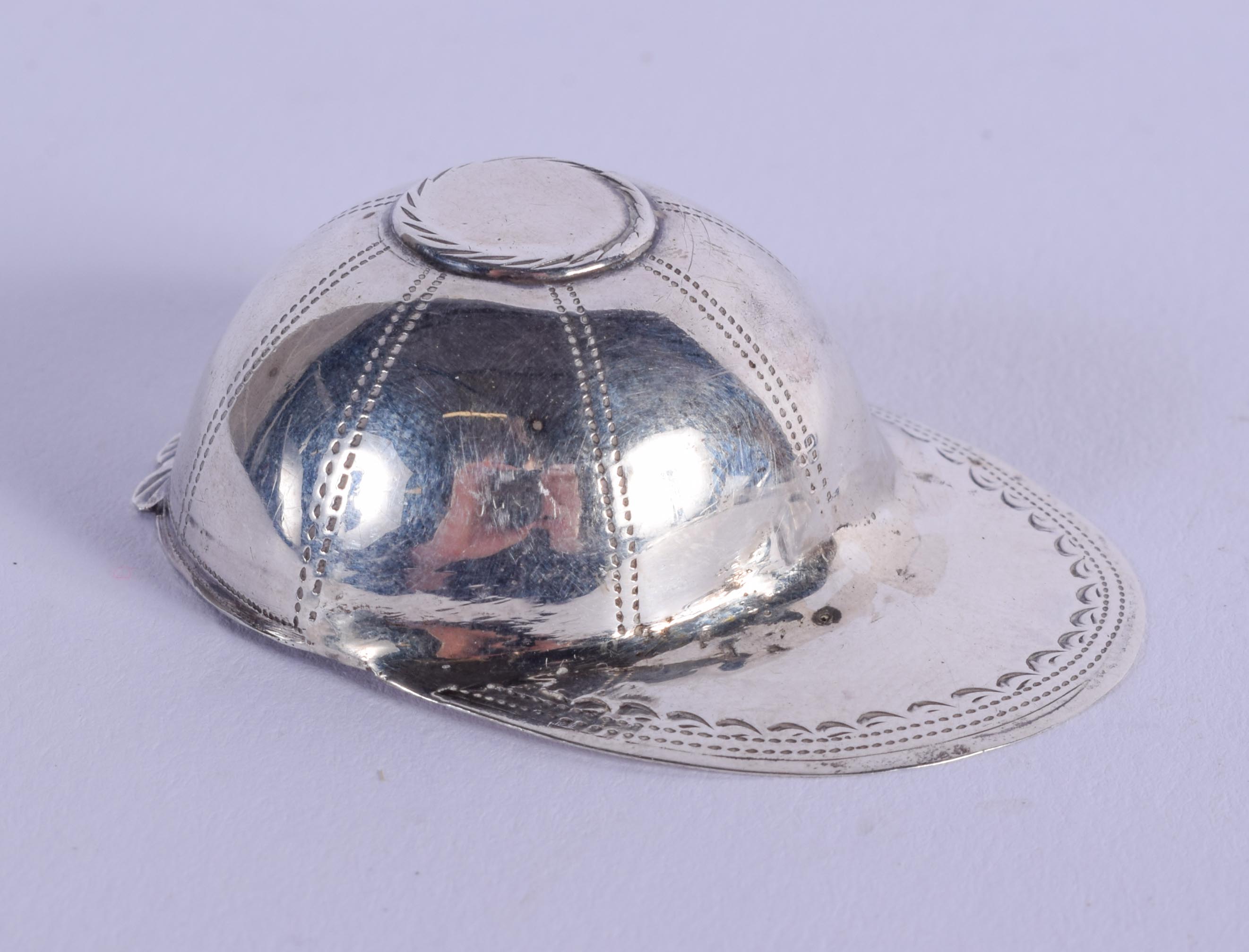 AN 18TH/19TH CENTURY ENGLISH SILVER JOCKEY HAT. 6.9 grams. 4.5 cm x 3 cm.