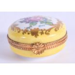 AN ANTIQUE CONTINENTAL PORCELAIN PILL BOX. 5.25 cm diameter.