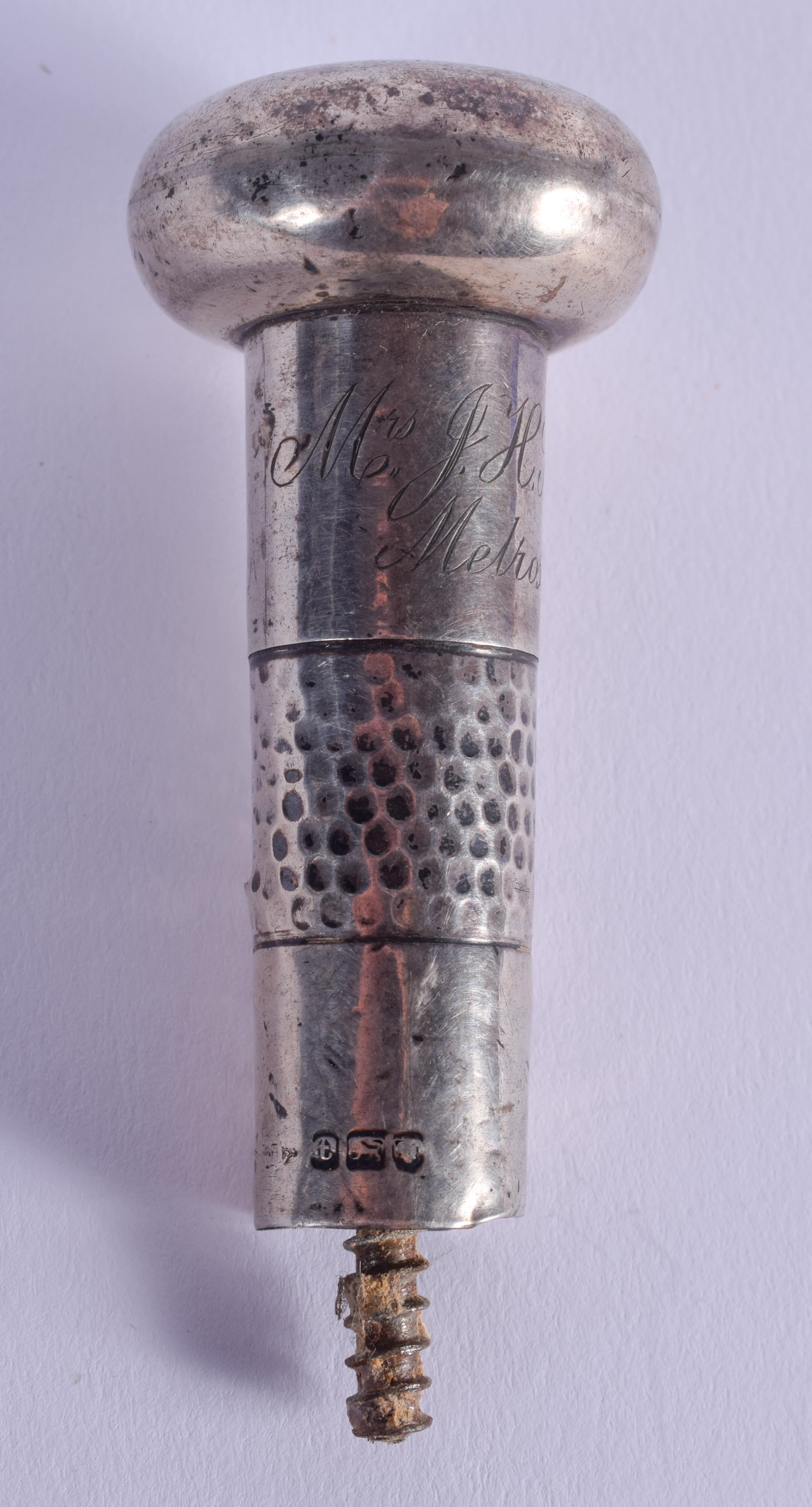 AN ANTIQUE SILVER CANE HANDLE. 7 cm long.