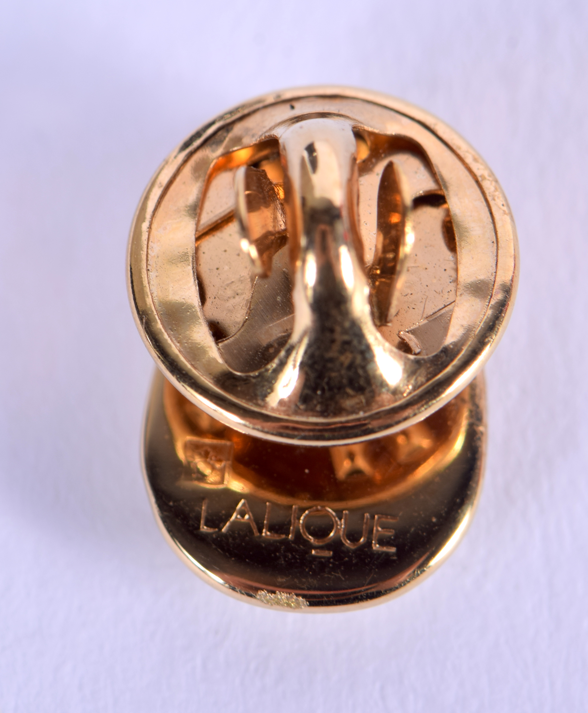 AN UNUSUAL LALIQUE GLASS PIN. 1 cm x 1 cm. - Image 2 of 4