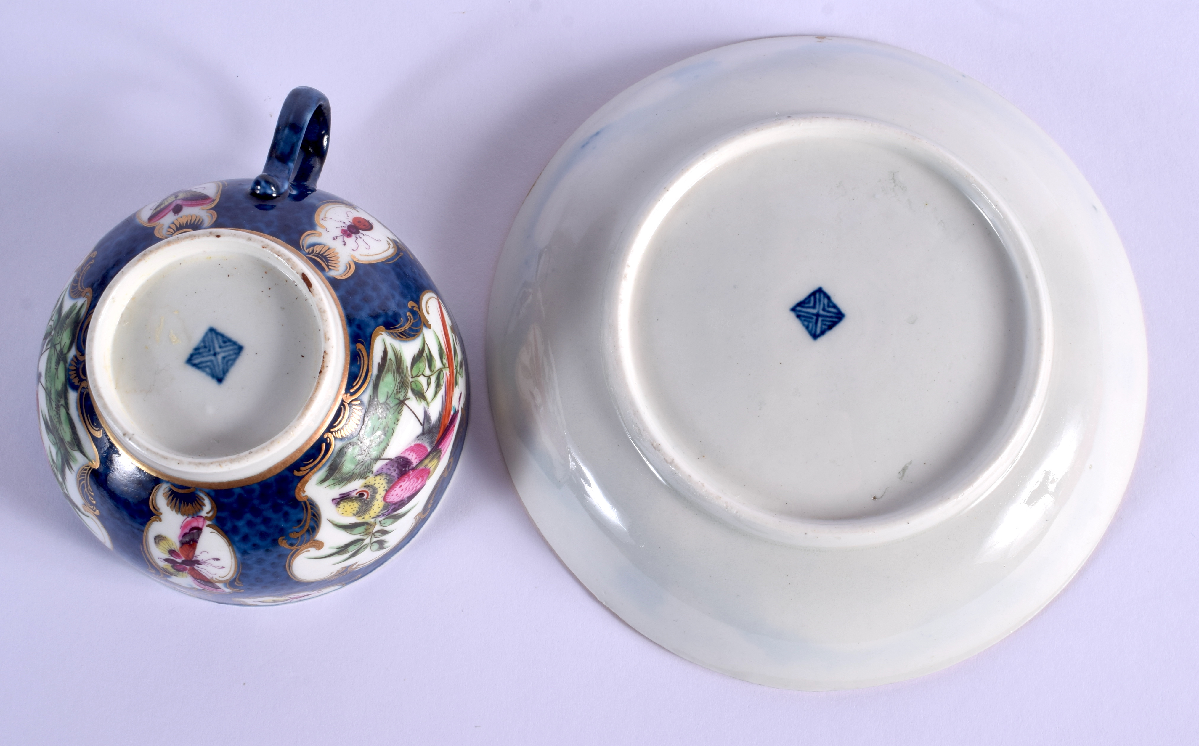 18th c. Worcester teacup and saucer painted with birds in a gilt mirror shaped panel on a blue scale - Image 3 of 3