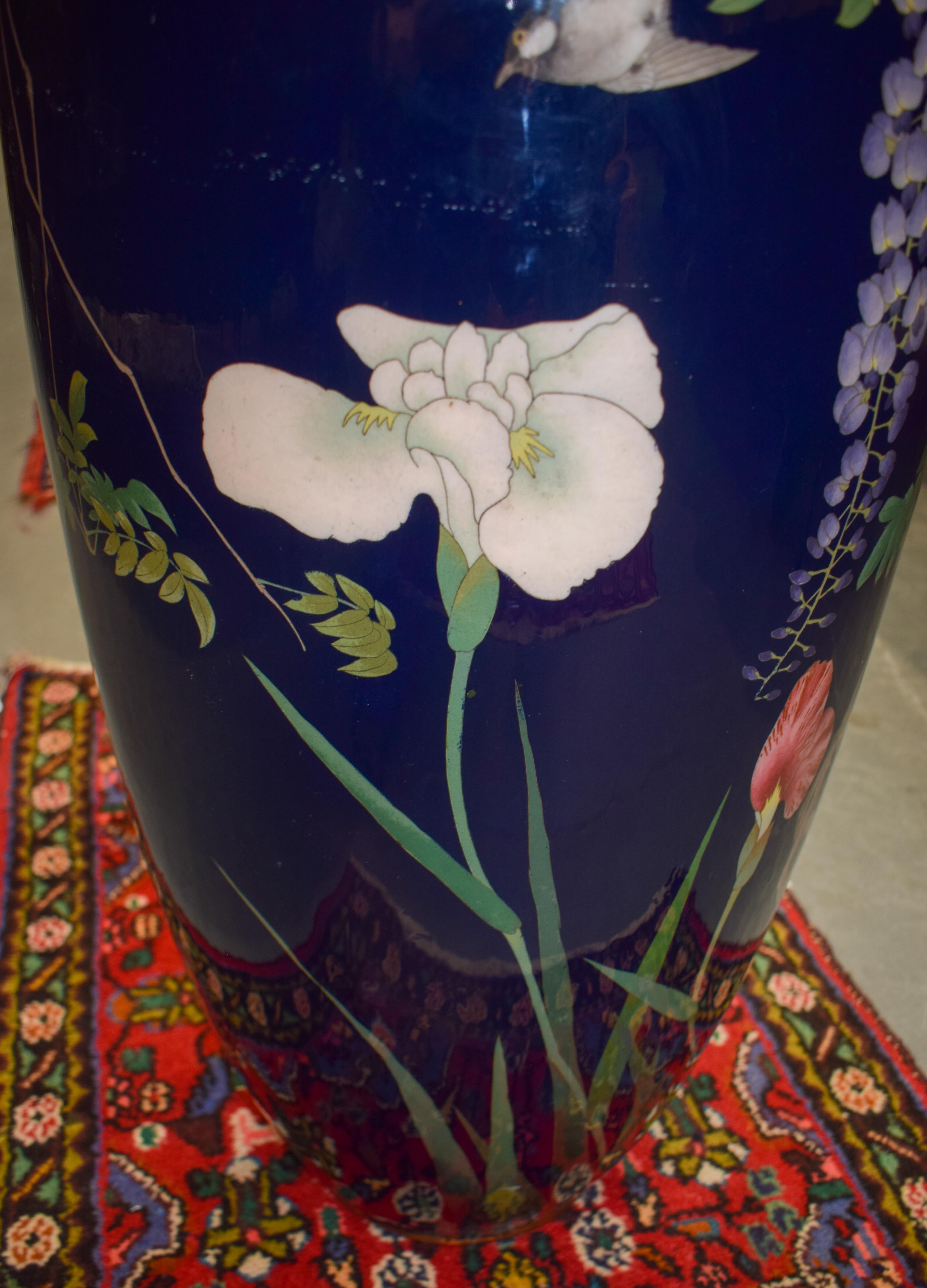 A VERY LARGE 19TH CENTURY JAPANESE MEIJI PERIOD CLOISONNE ENAMEL VASE decorated with birds and flowe - Image 13 of 17