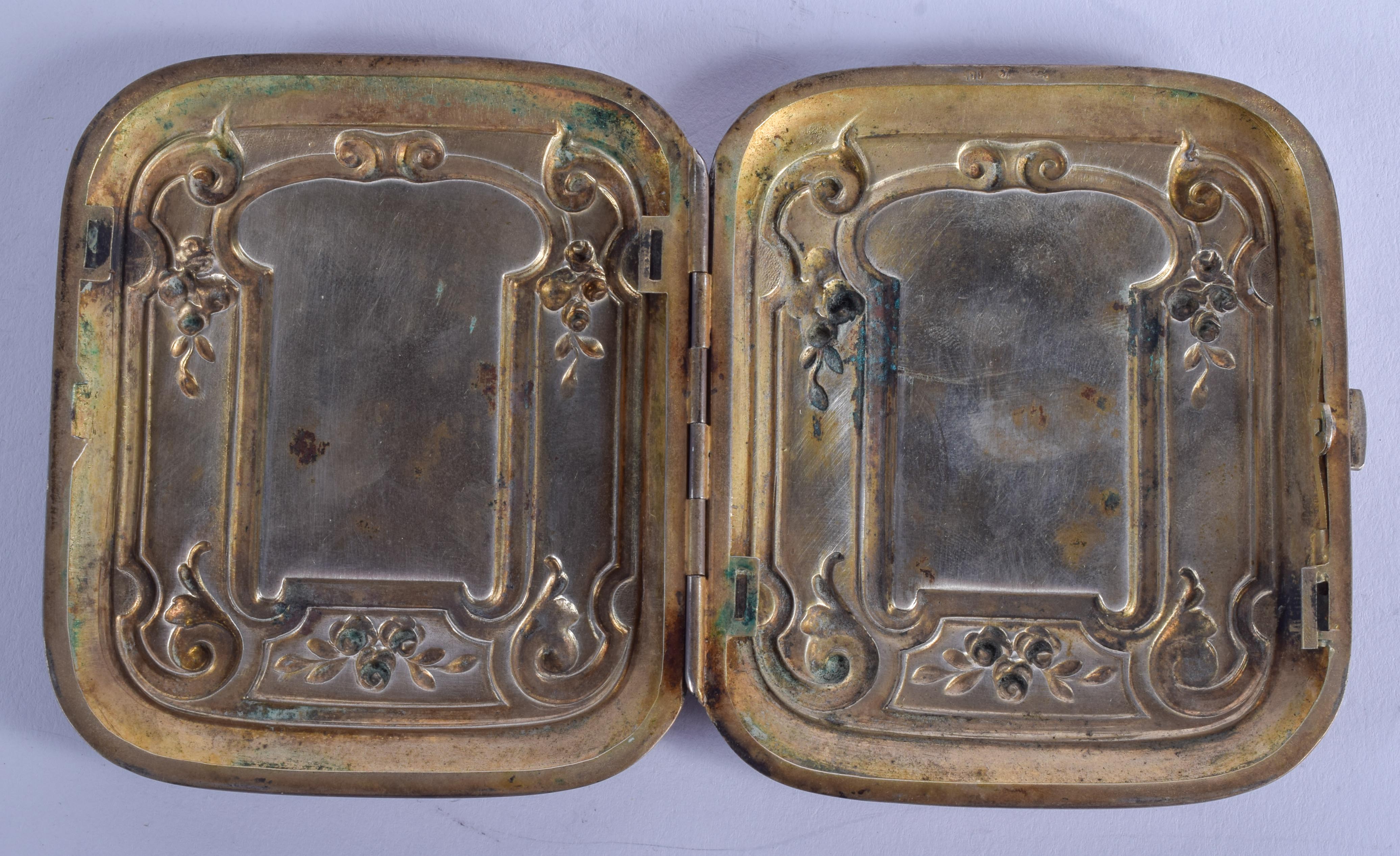 AN ART NOUVEAU CONTINENTAL SILVER CIGARETTE CASE with painted lacquered panels. 69 grams. 6.5 cm x 8 - Bild 3 aus 4