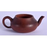 AN ANTIQUE CHINESE YIXING POTTERY TEAPOT Attributed to Hui Meng Chen. 8.25 cm wide.