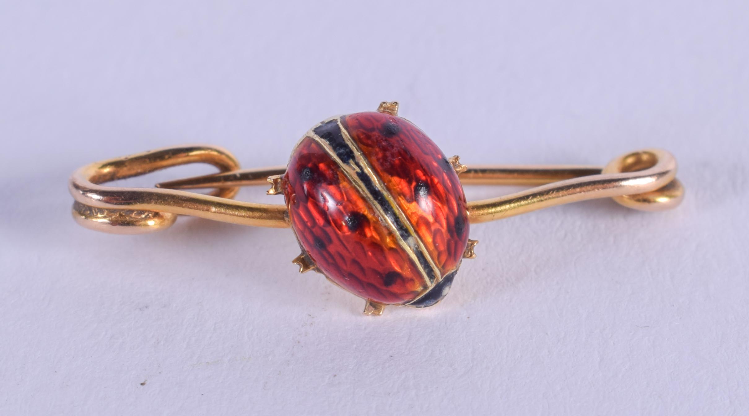 A CHARMING GOLD AND ENAMEL LADYBIRD BROOCH. 2 grams. 2.75 cm wide.