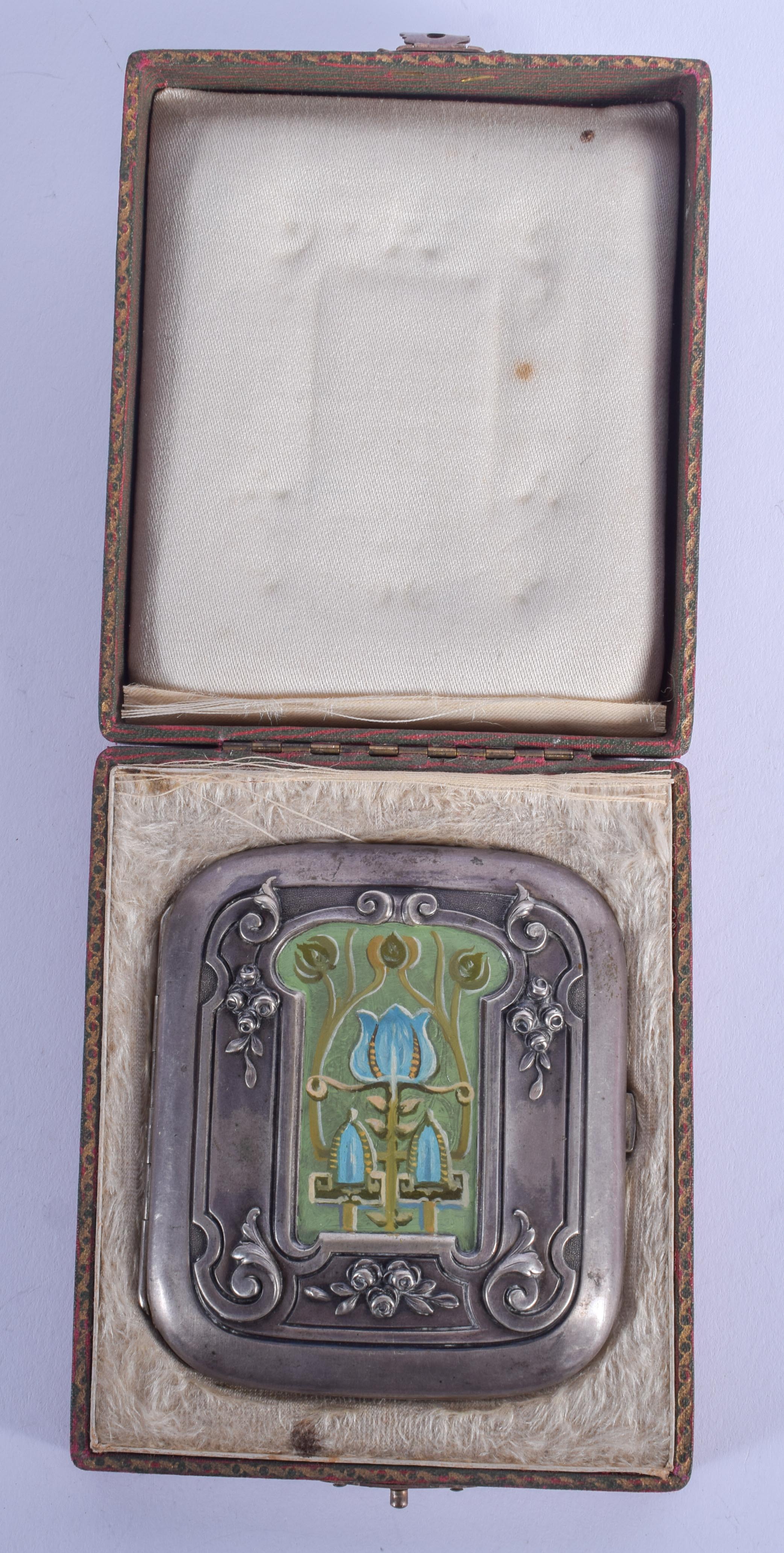 AN ART NOUVEAU CONTINENTAL SILVER CIGARETTE CASE with painted lacquered panels. 69 grams. 6.5 cm x 8 - Bild 4 aus 4