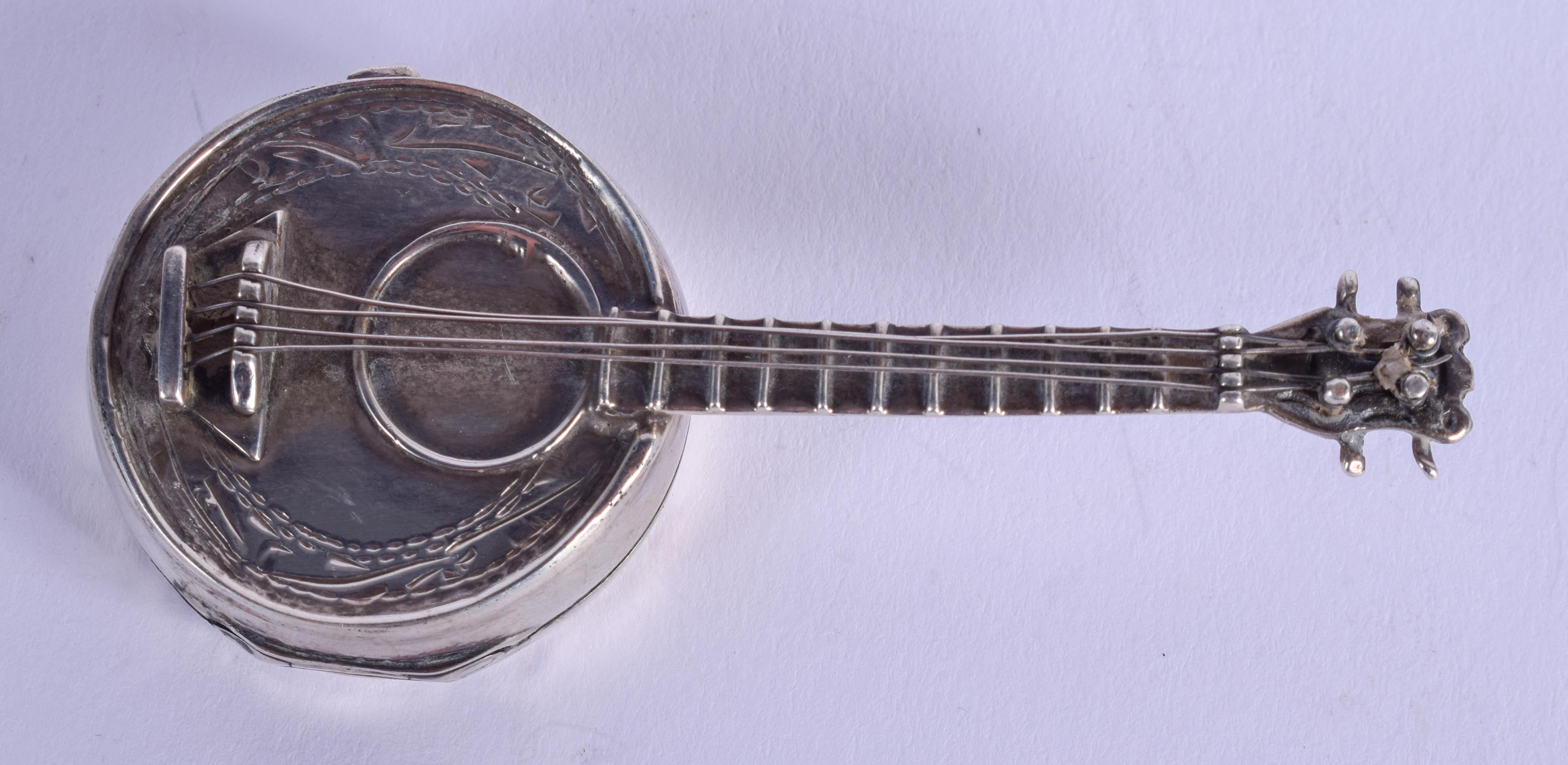 A VINTAGE SILVER BANJO PILL BOX. 23 grams. 7 cm wide.