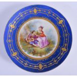 A 19TH CENTURY FRENCH PARIS PORCELAIN DISH painted with young lovers. 20 cm diameter.