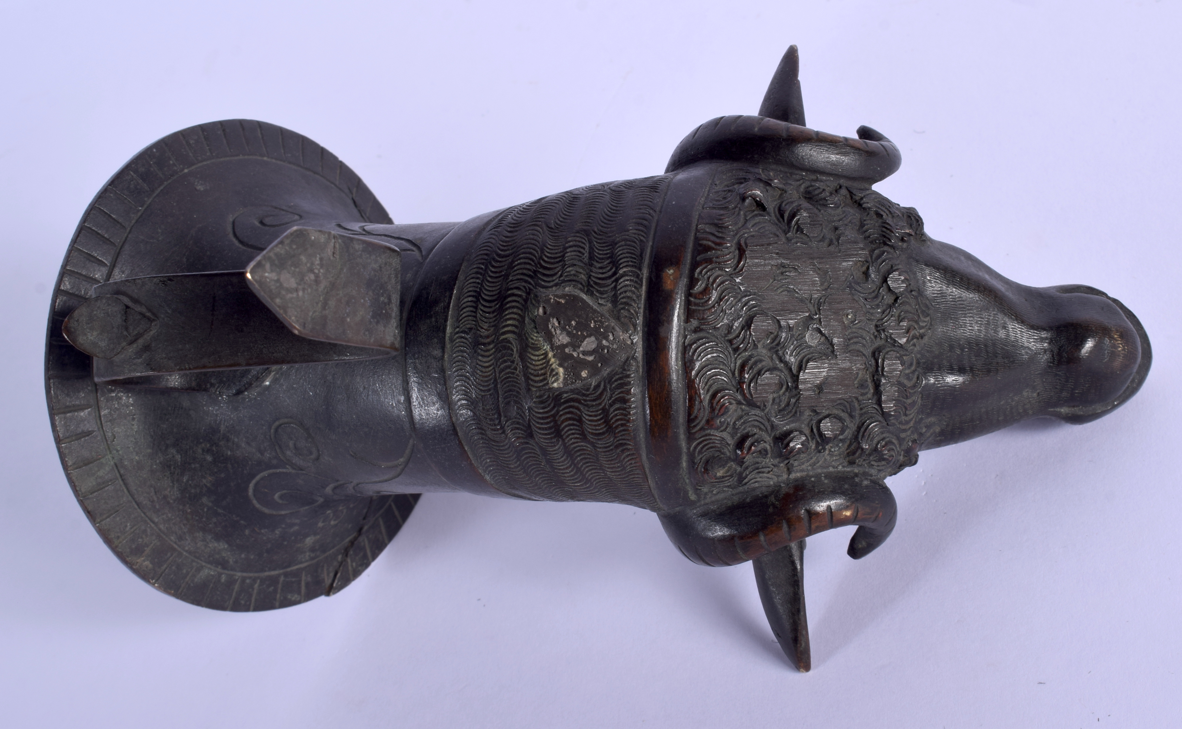 A RARE 19TH CENTURY ITALIAN GRAND TOUR BRONZE RHYTON DRINKING CUP formed with a rams head. 16 cm x 8 - Image 4 of 4