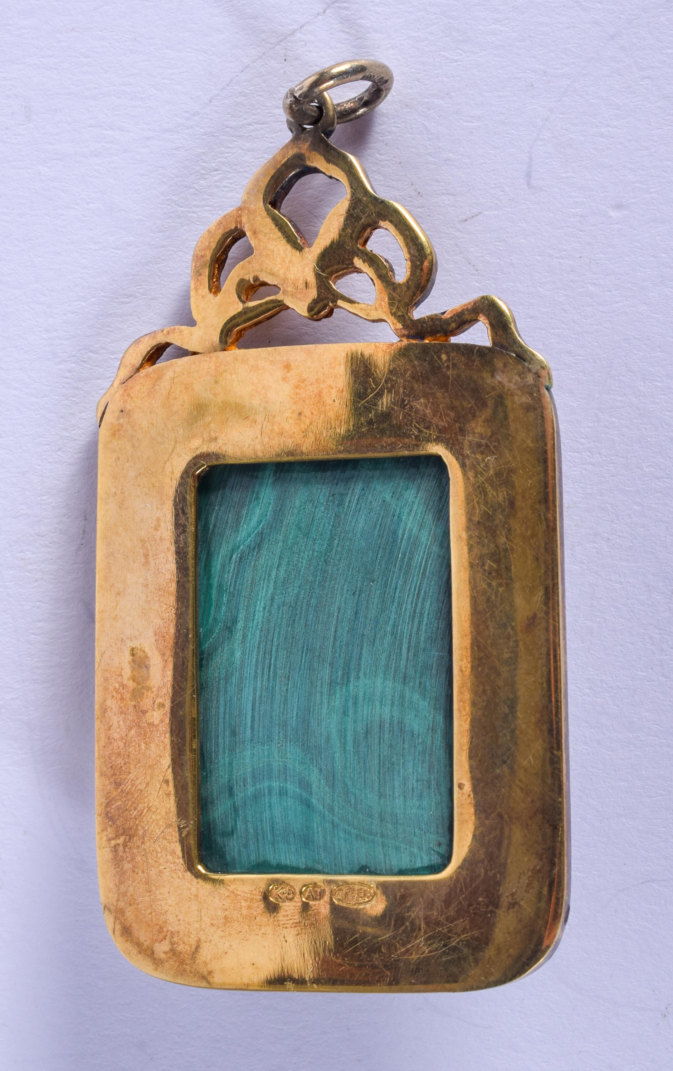 A CONTINENTAL SILVER GILT ENAMEL AND MALACHITE PENDANT. 6 cm x 3.5 cm. - Bild 2 aus 4