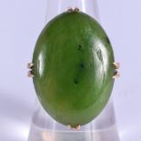 AN EARLY 20TH CENTURY 18CT GOLD CHINESE SPINACH JADEITE RING. 9.3 grams. M/N.