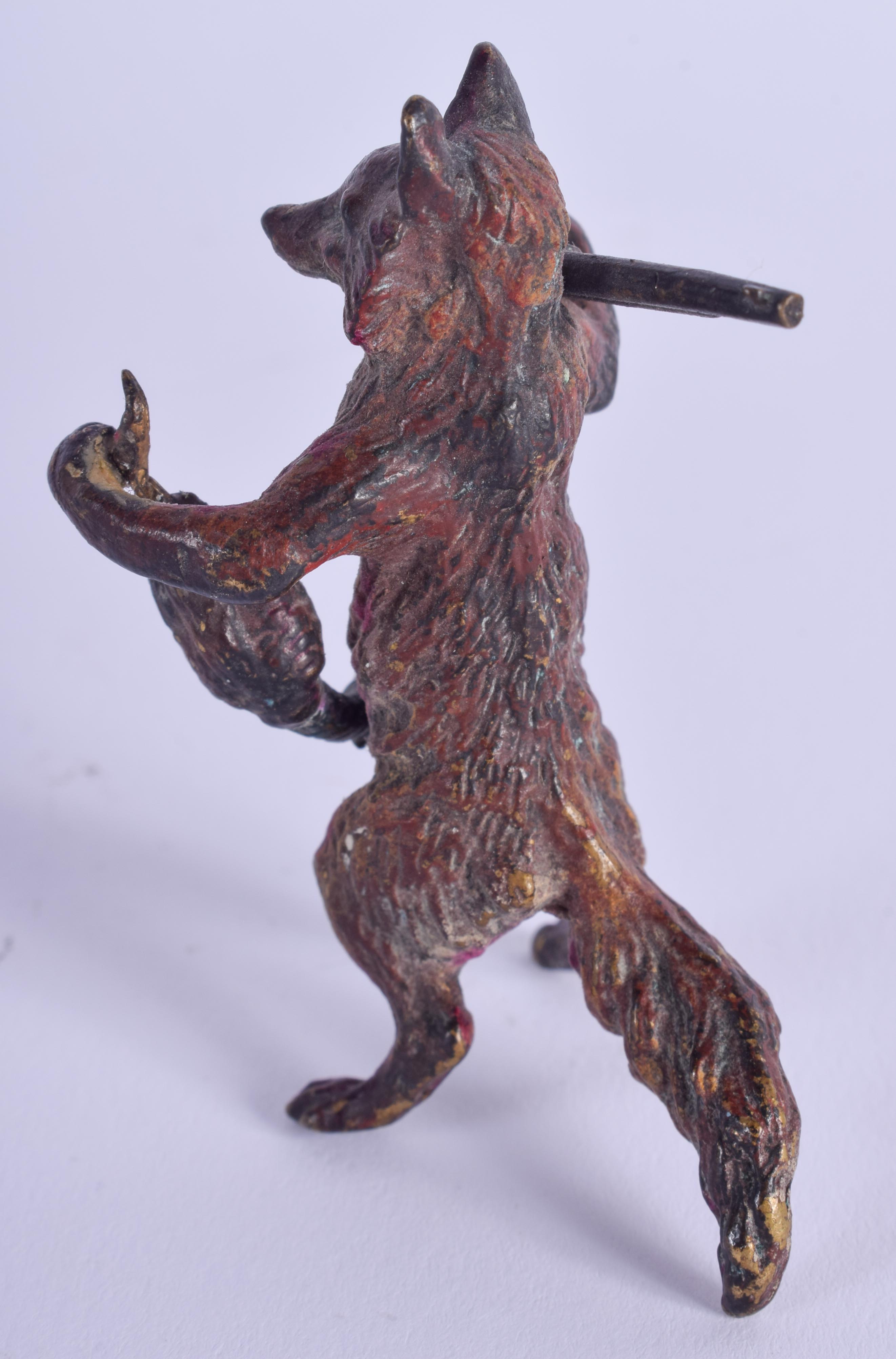 A COLD PAINTED BRONZE FOX. 5.5 cm x 2.5 cm. - Image 2 of 3