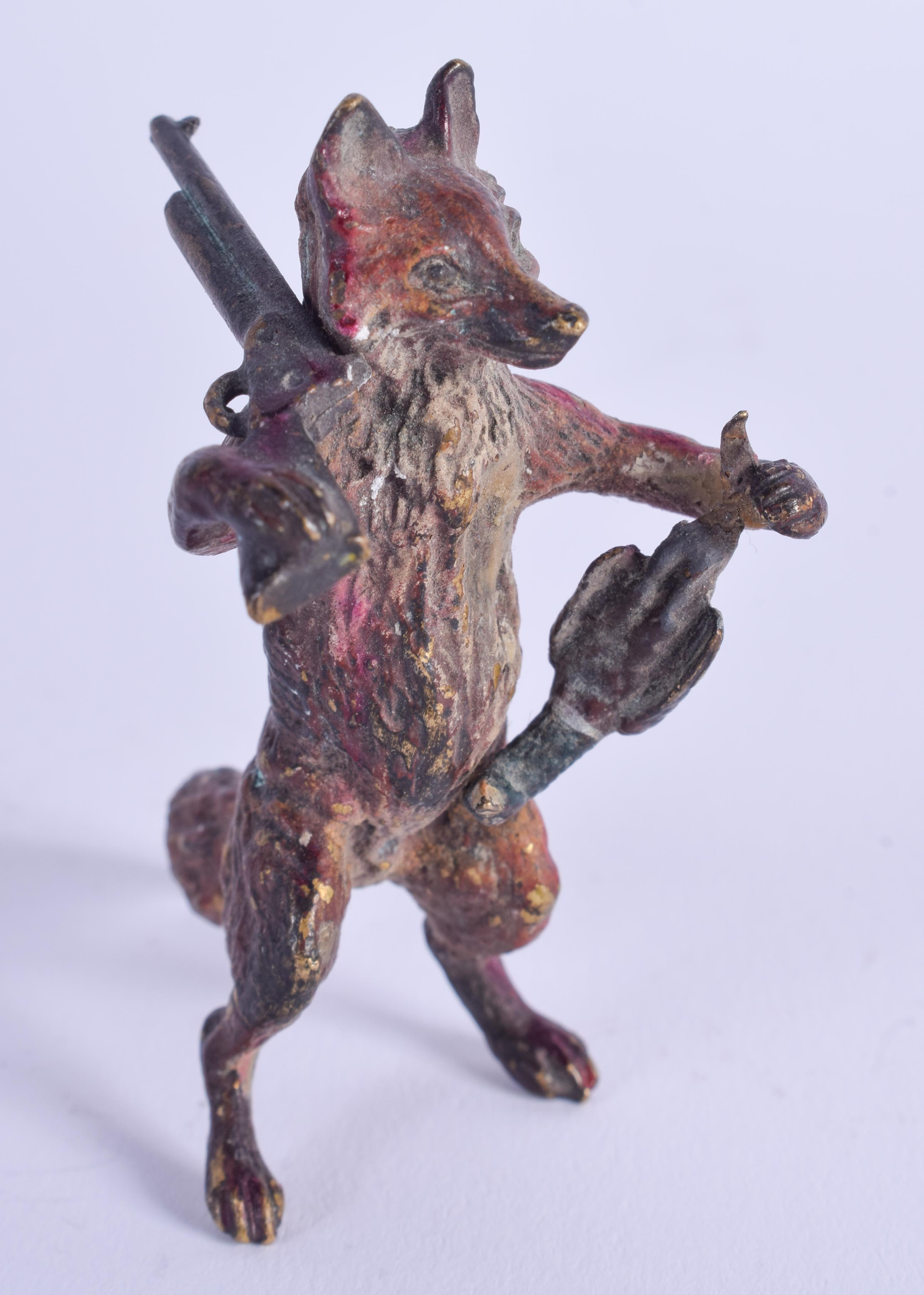 A COLD PAINTED BRONZE FOX. 5.5 cm x 2.5 cm.